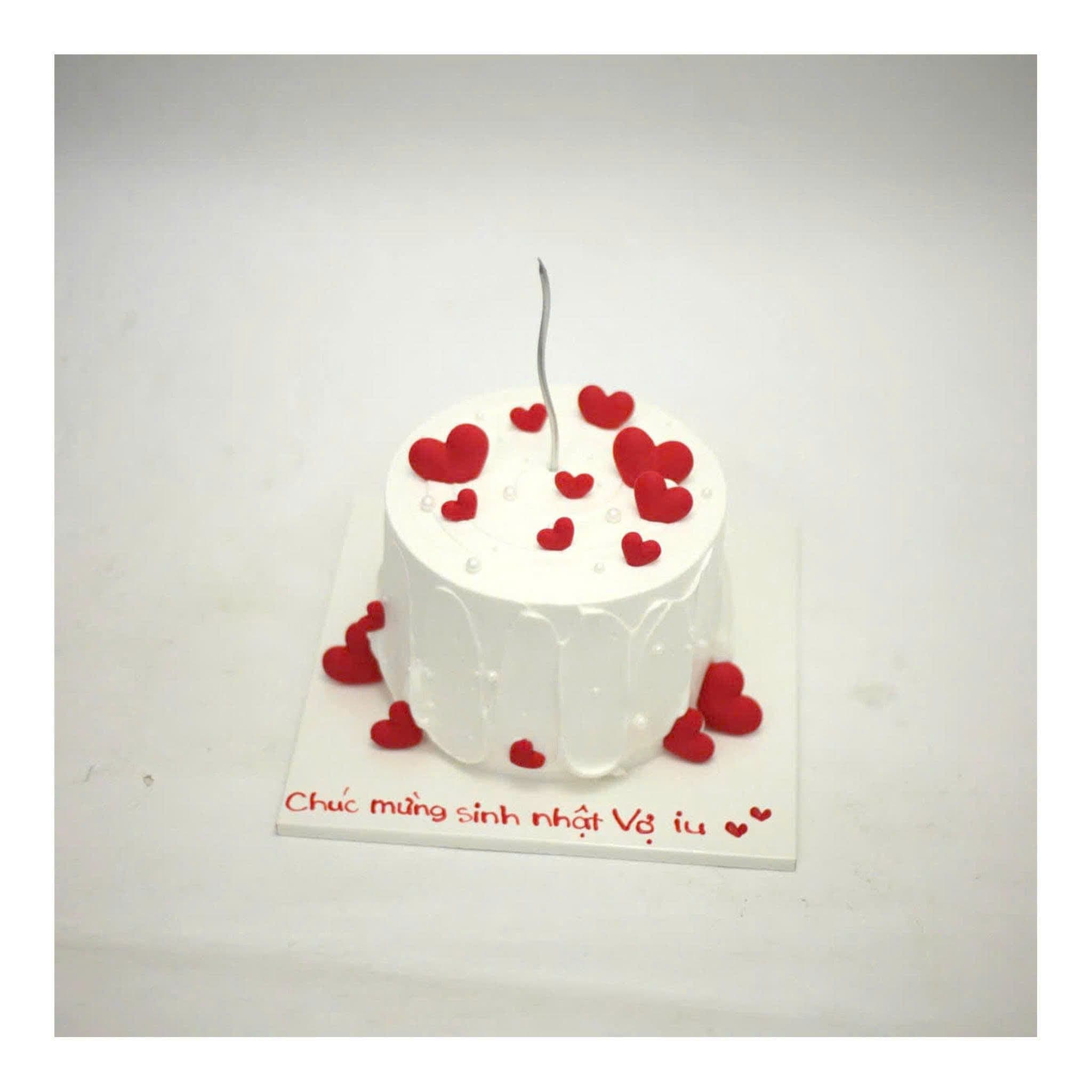 Bánh kem trắng phủ tim đỏ lãng mạn