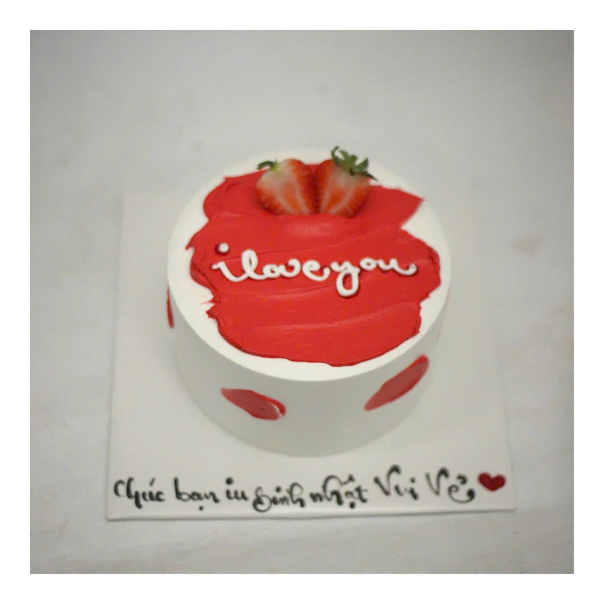 Bánh kem trắng viết chữ I love you