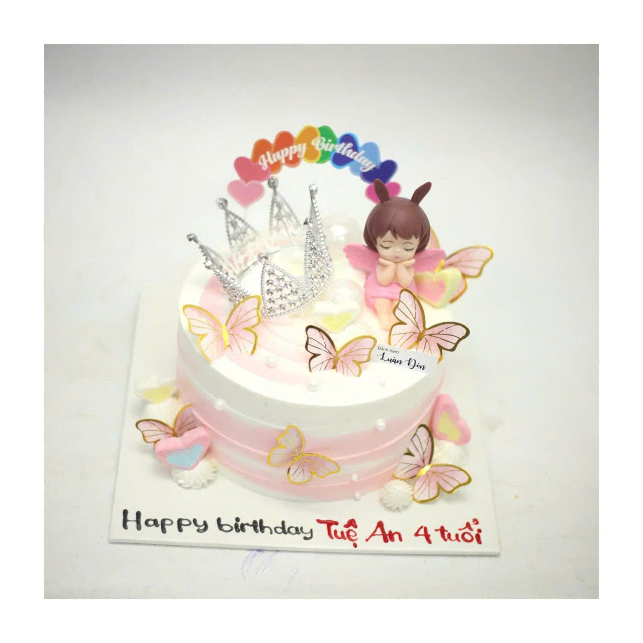 Bánh kem công chúa với vương miện lấp lánh