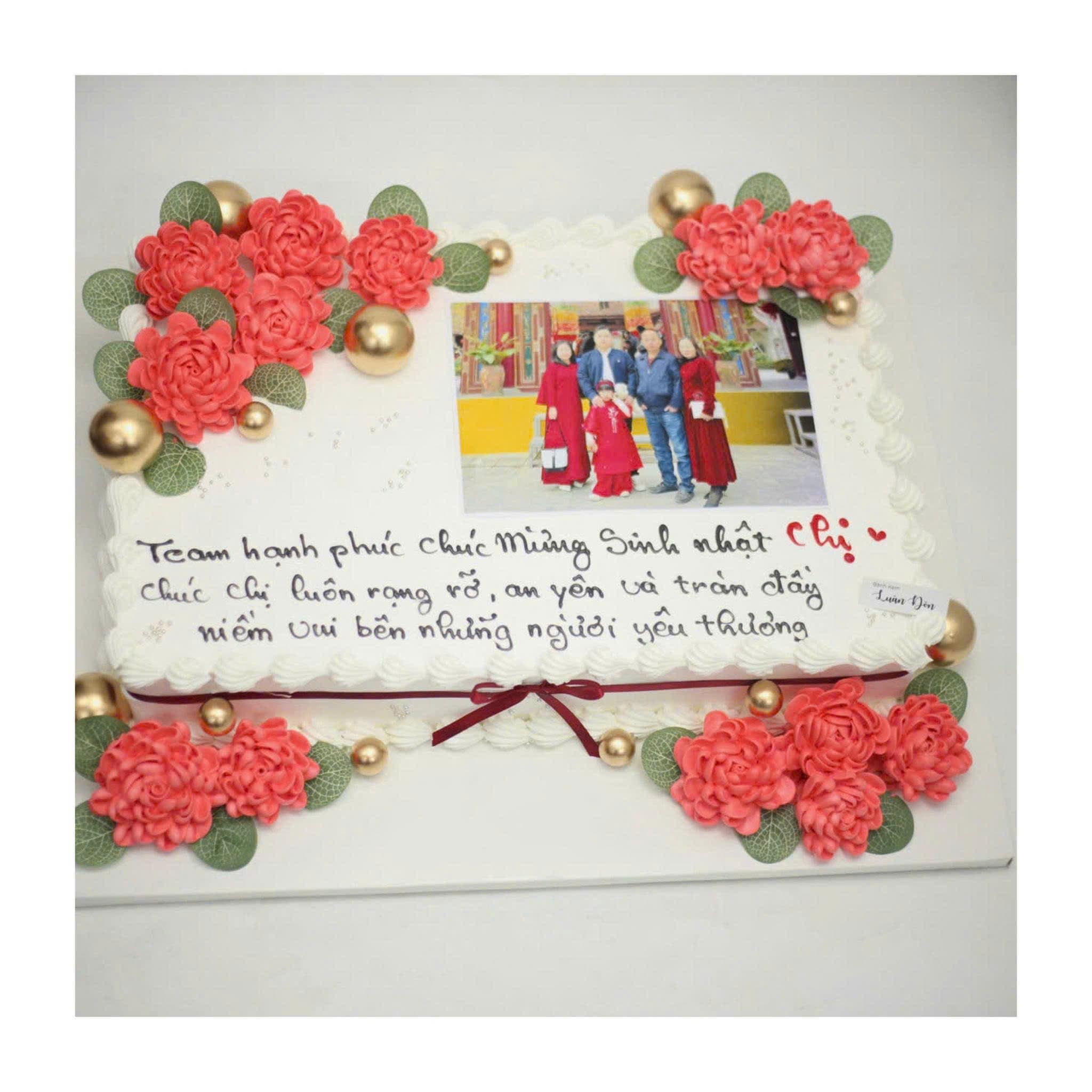 Bánh kem in hình gia đình trang trí hoa