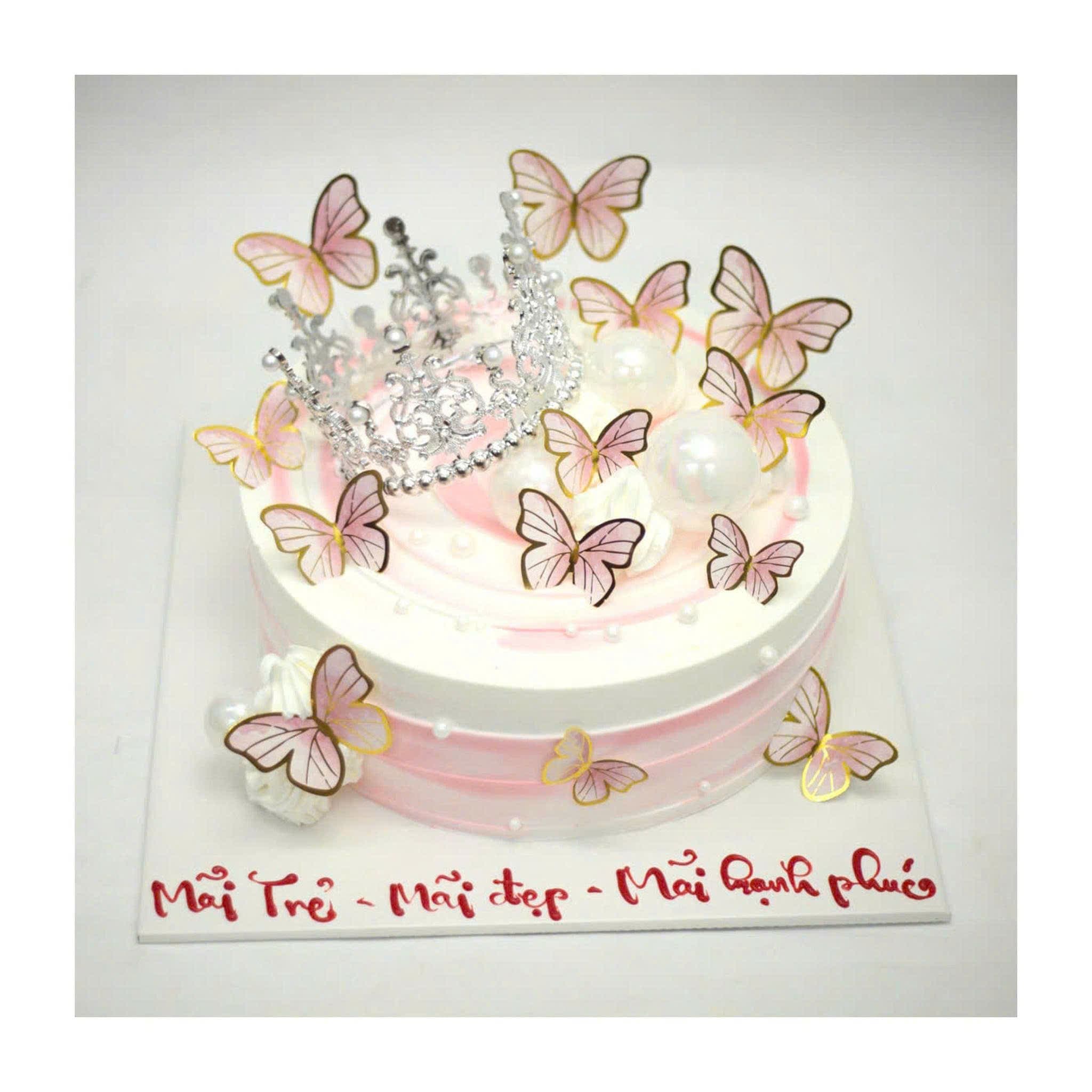 Bánh sinh nhật trang trí vương miện và bướm