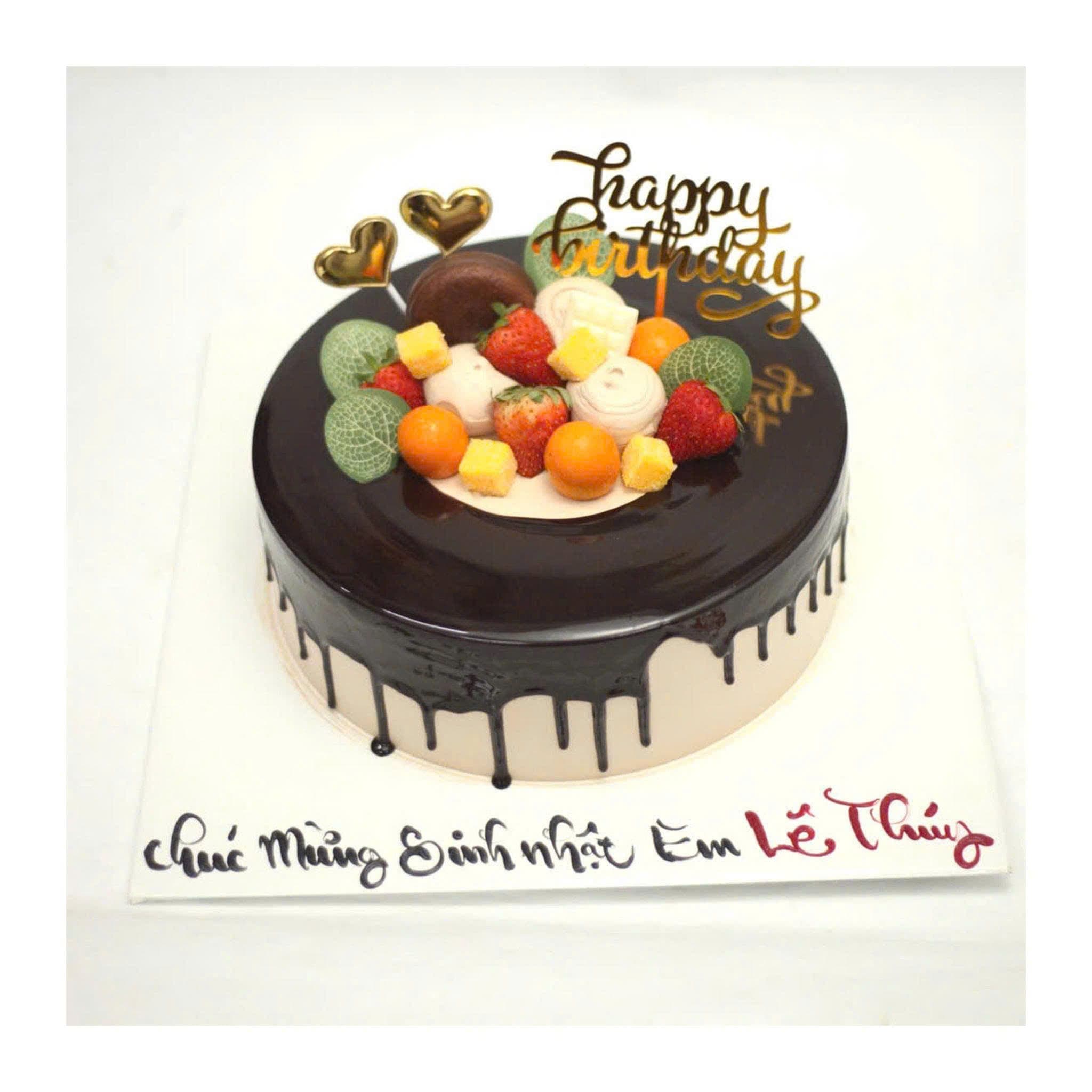 Bánh kem phủ chocolate trái cây tươi