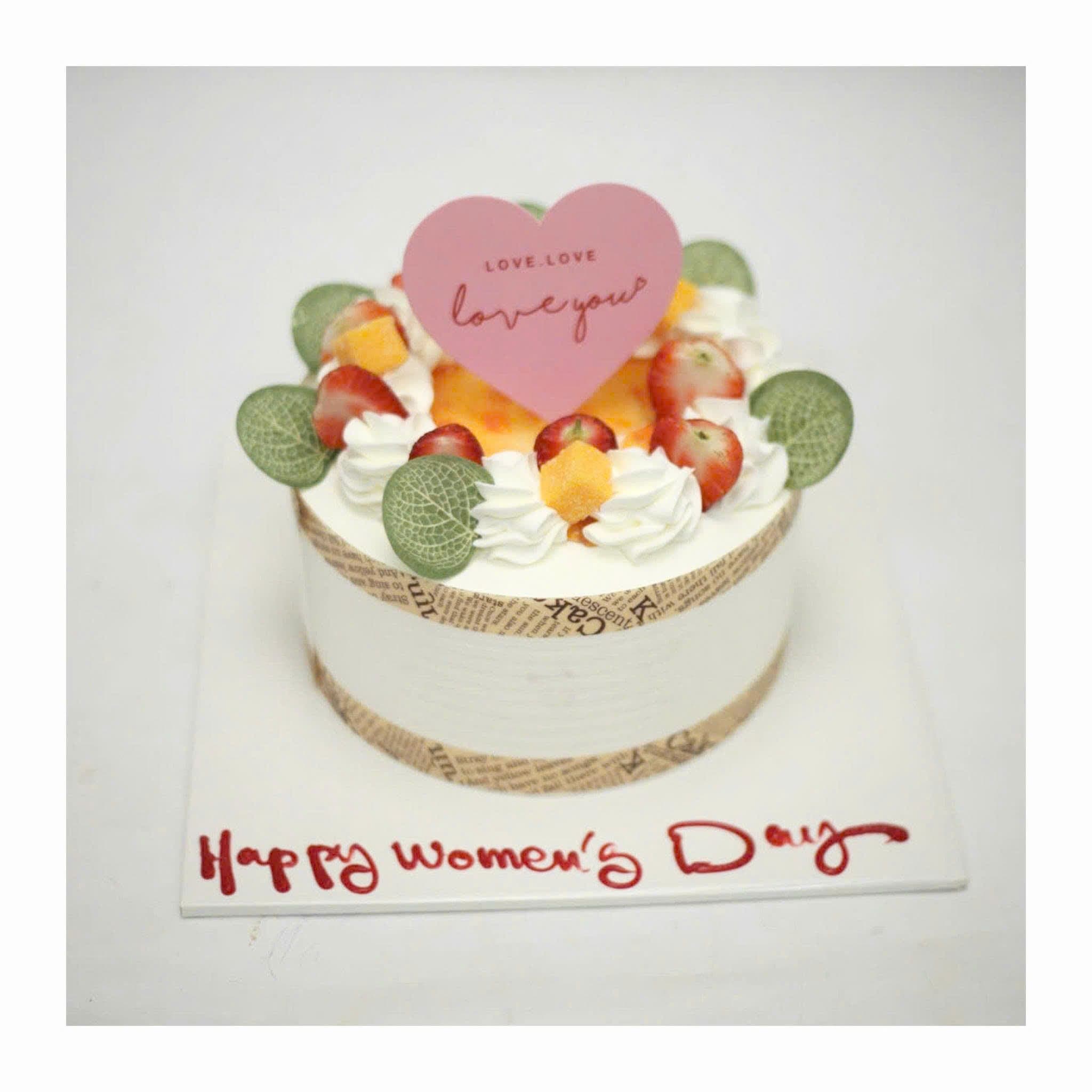 Bánh kem trang trí lá và trái cây