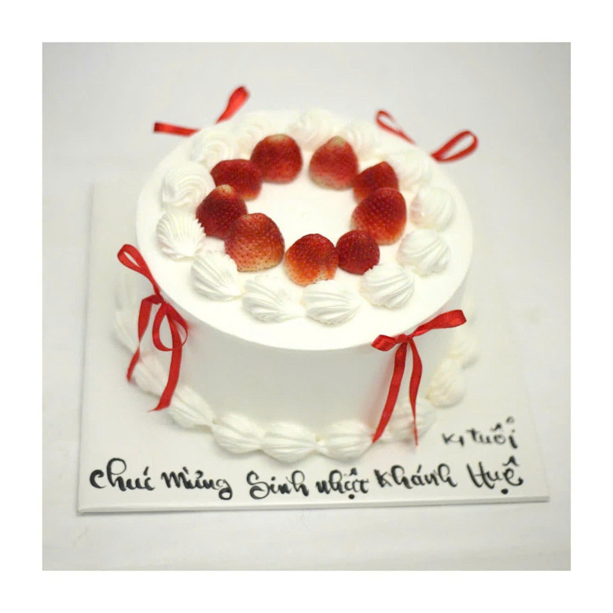 Bánh kem dâu tây trang trí nơ đỏ