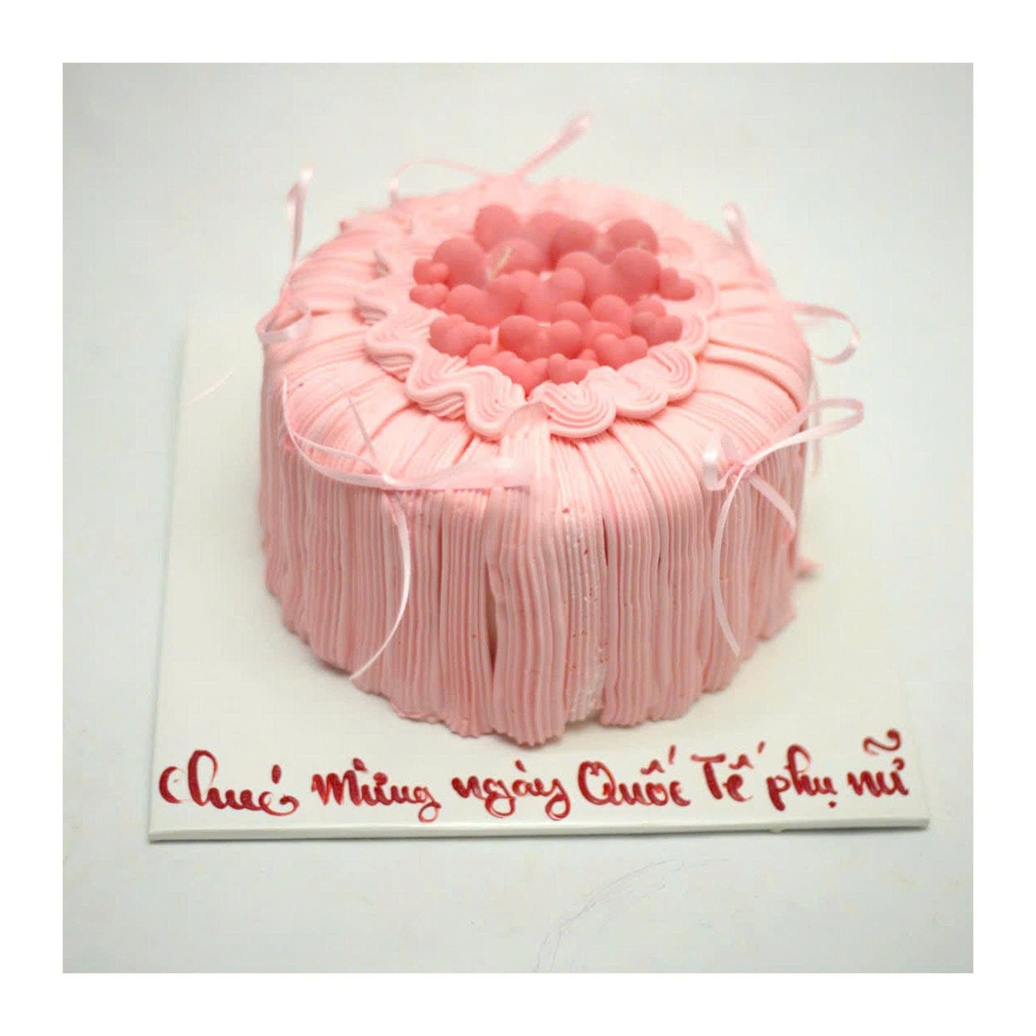 Bánh kem phủ trái tim hồng pastel