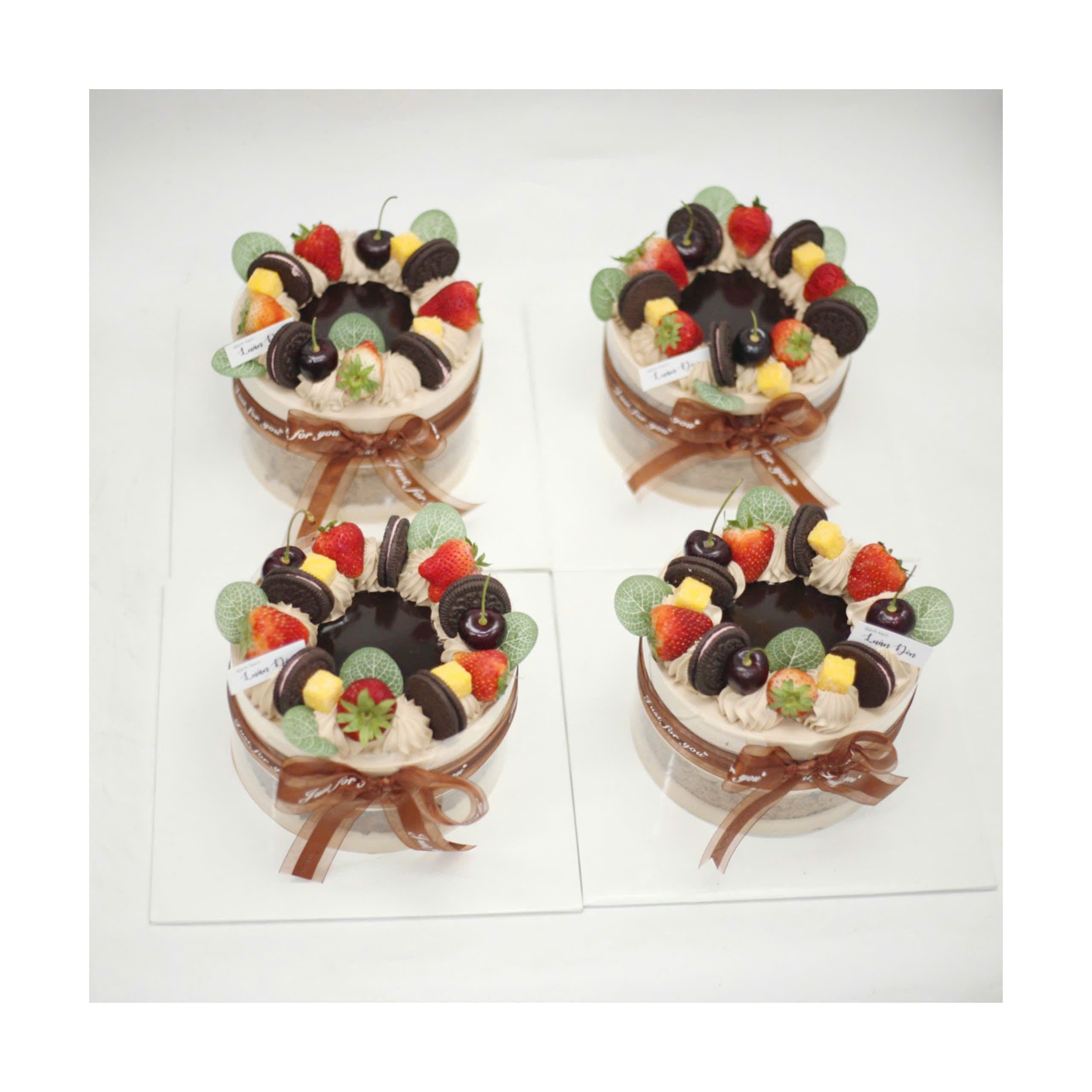 Bánh kem phủ socola mix hoa quả tươi