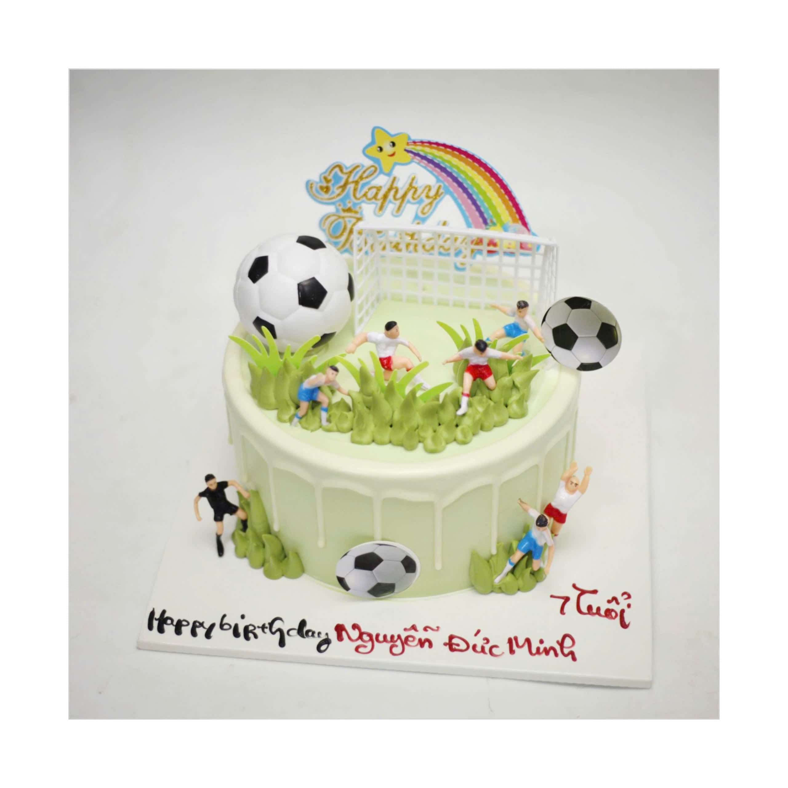 Bánh kem sân bóng đá xanh mát mắt