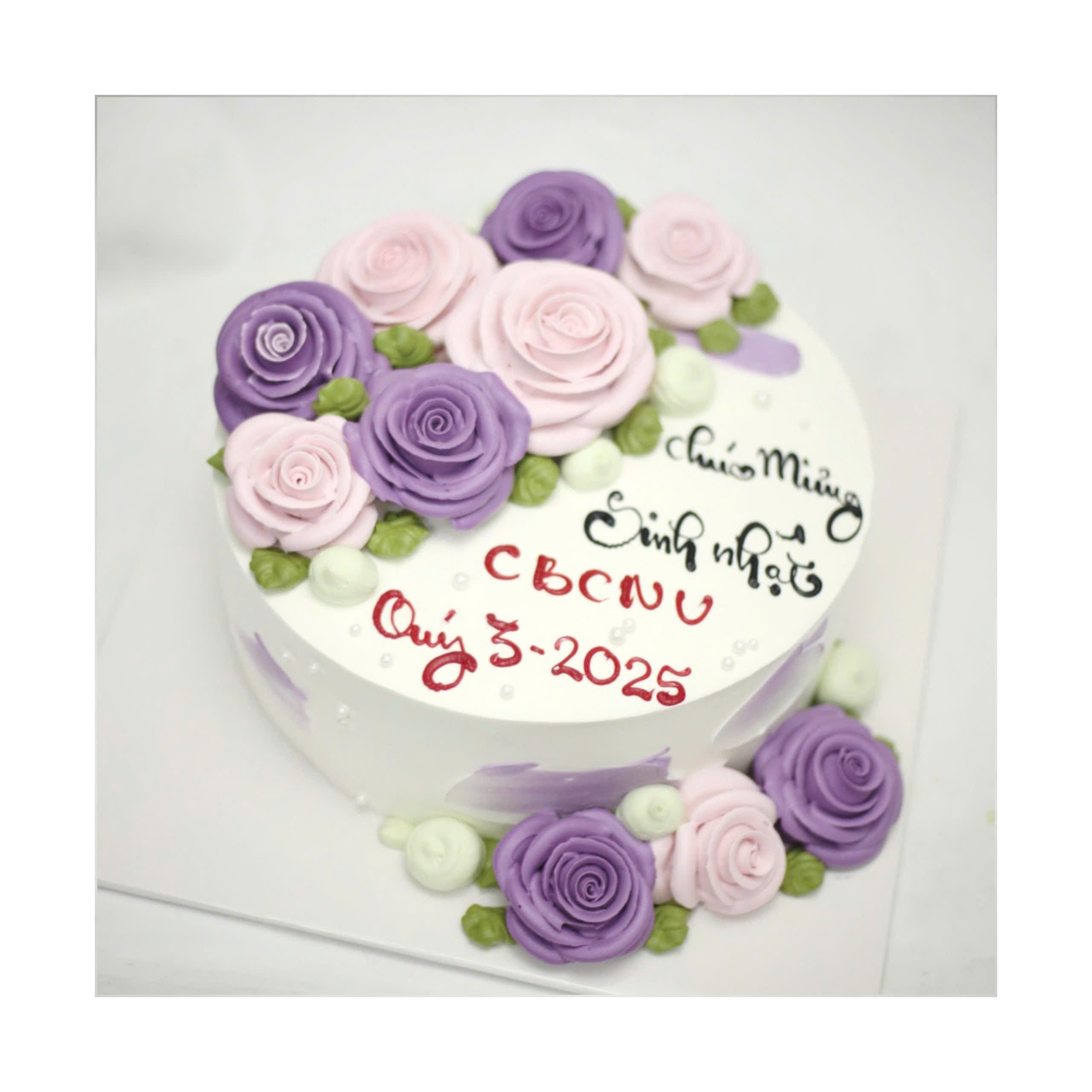 Bánh kem trang trí hoa hồng tím sang trọng