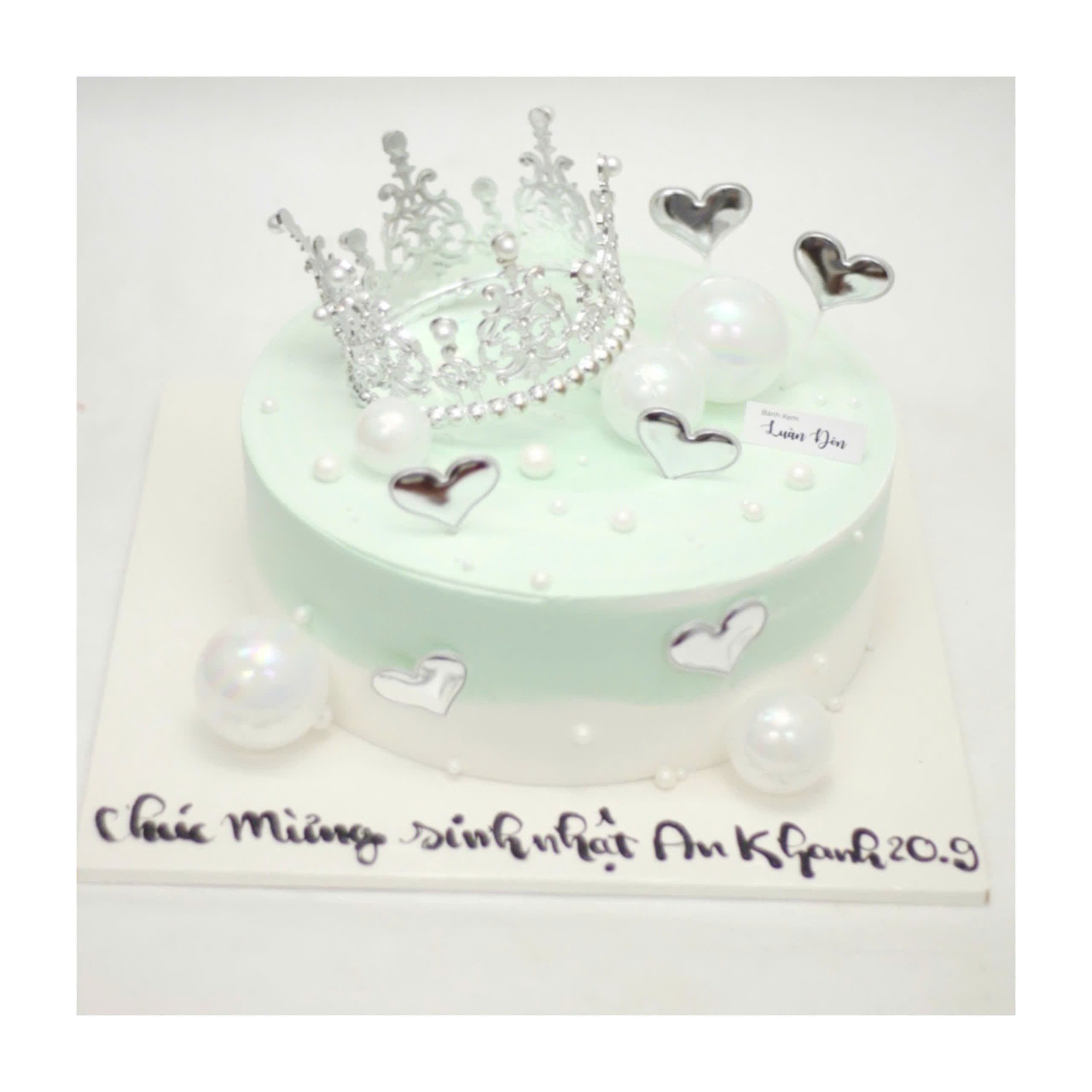 Bánh kem vương miện trái tim ngọt ngào