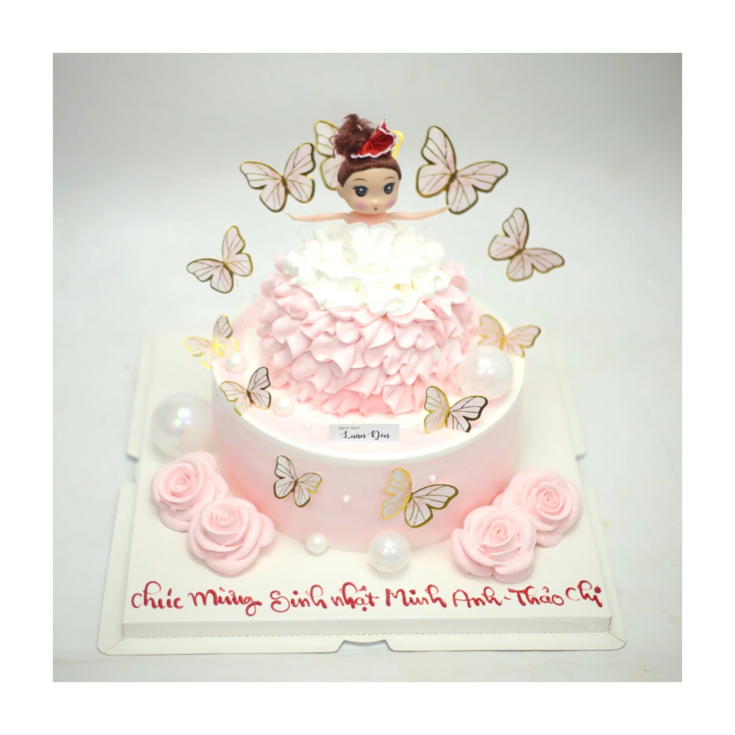 Bánh kem búp bê kèm họa tiết cánh bướm