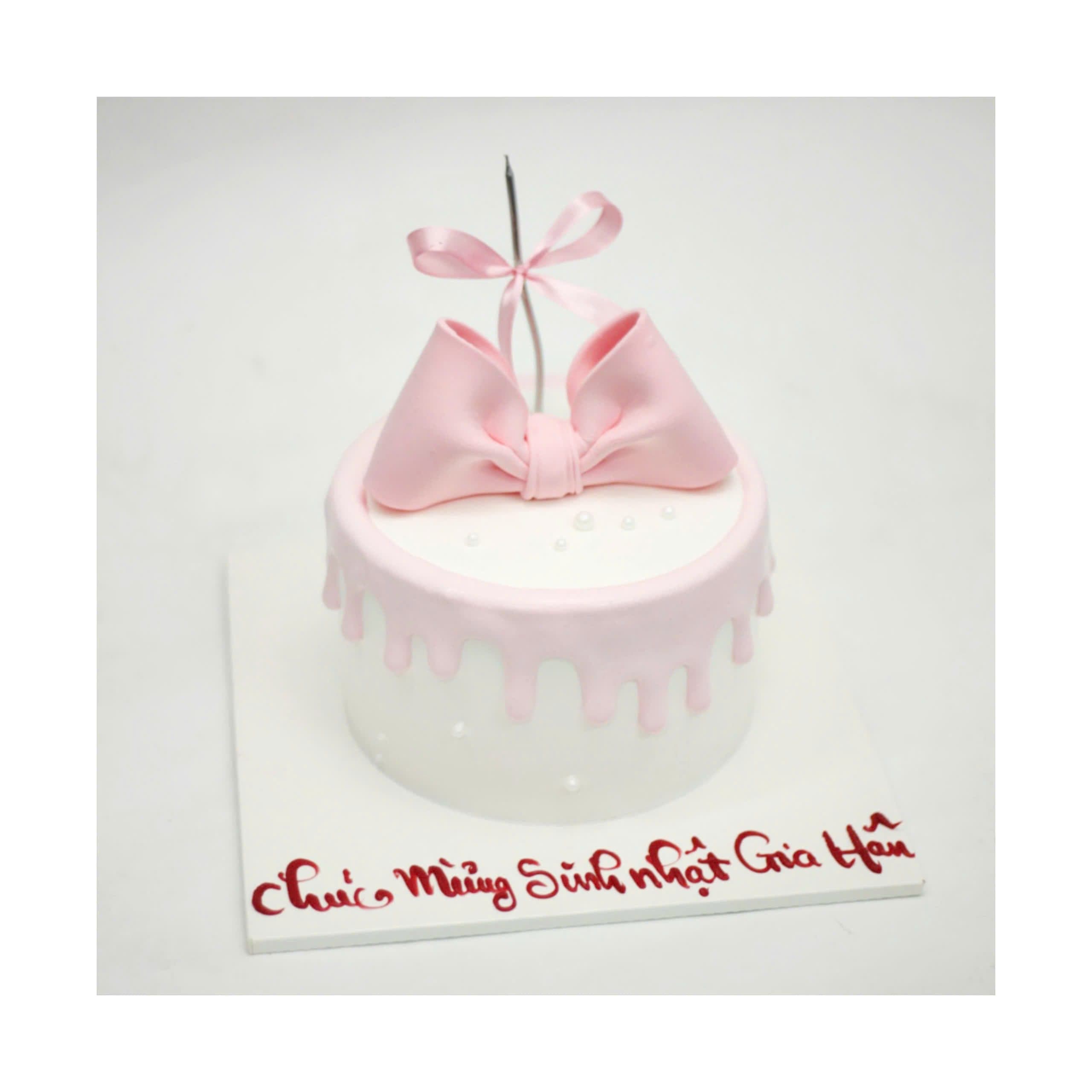 Bánh kem tối giản thắt nơ hồng