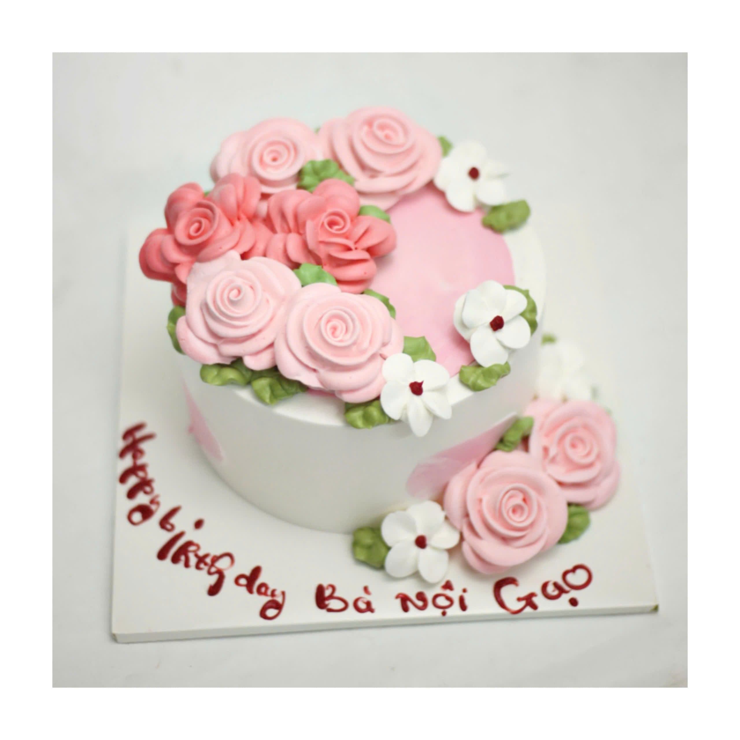 Bánh kem hồng trang trí hoa hồng