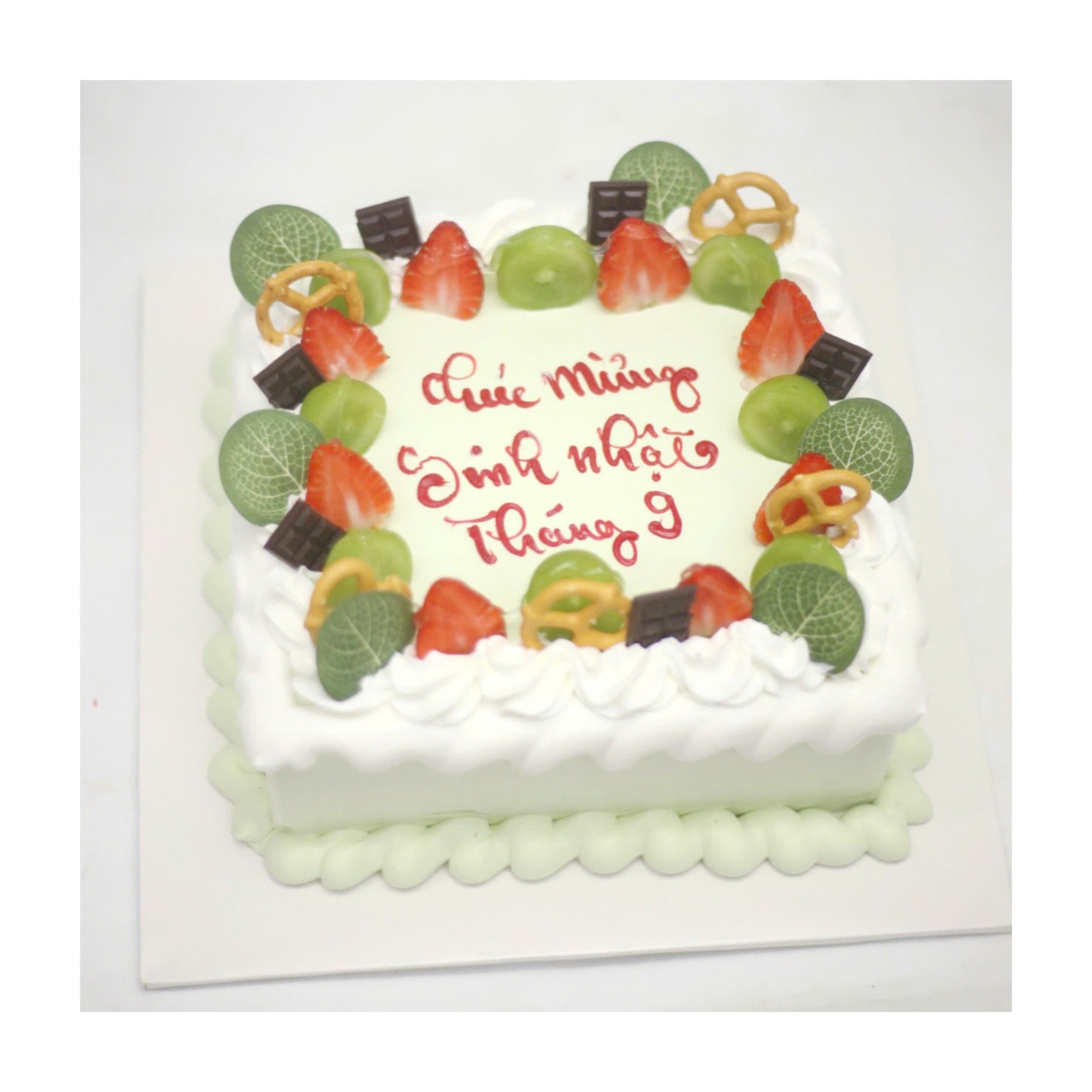 Bánh kem vuông trang trí hoa quả