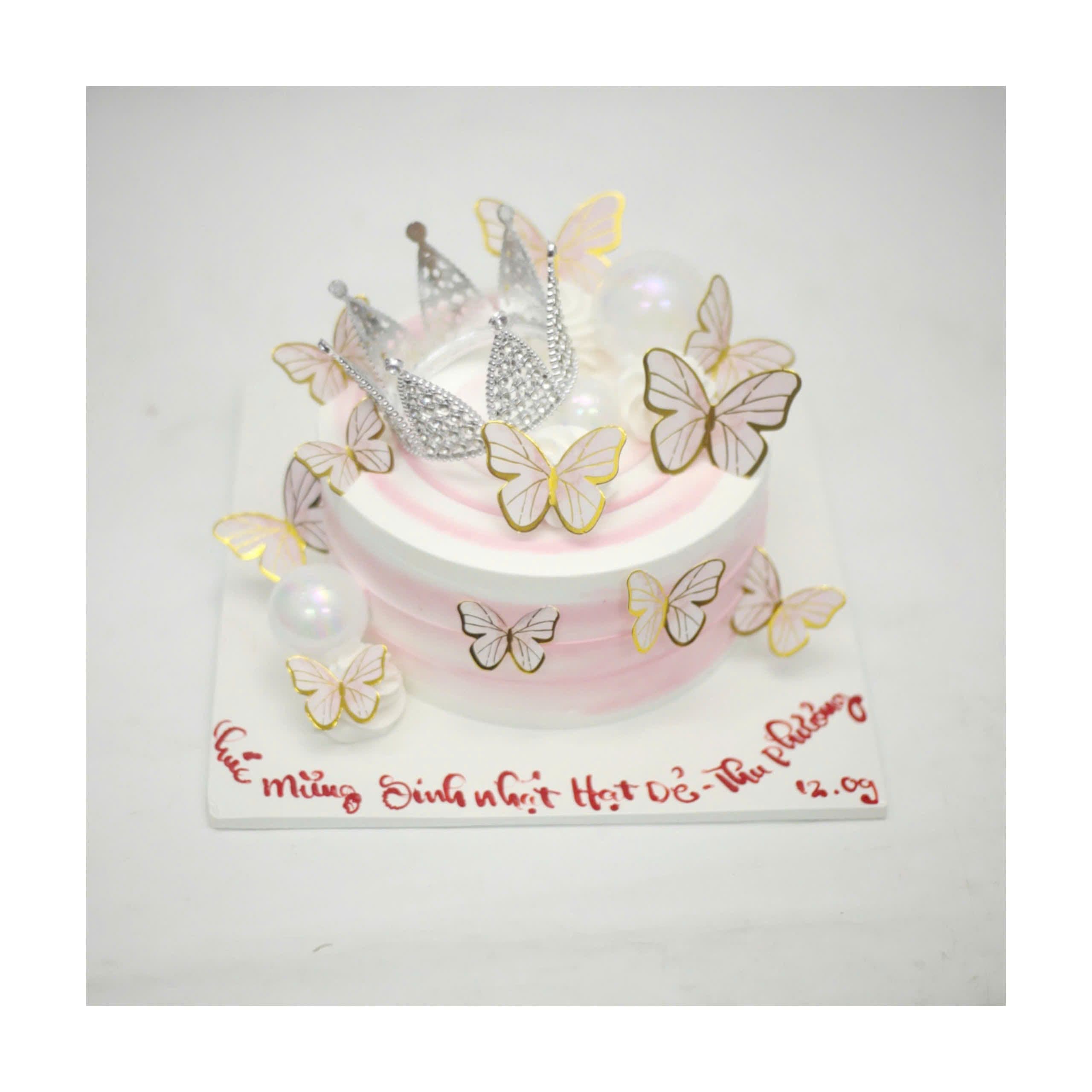 Bánh kem vương miện và bướm hồng xinh xắn