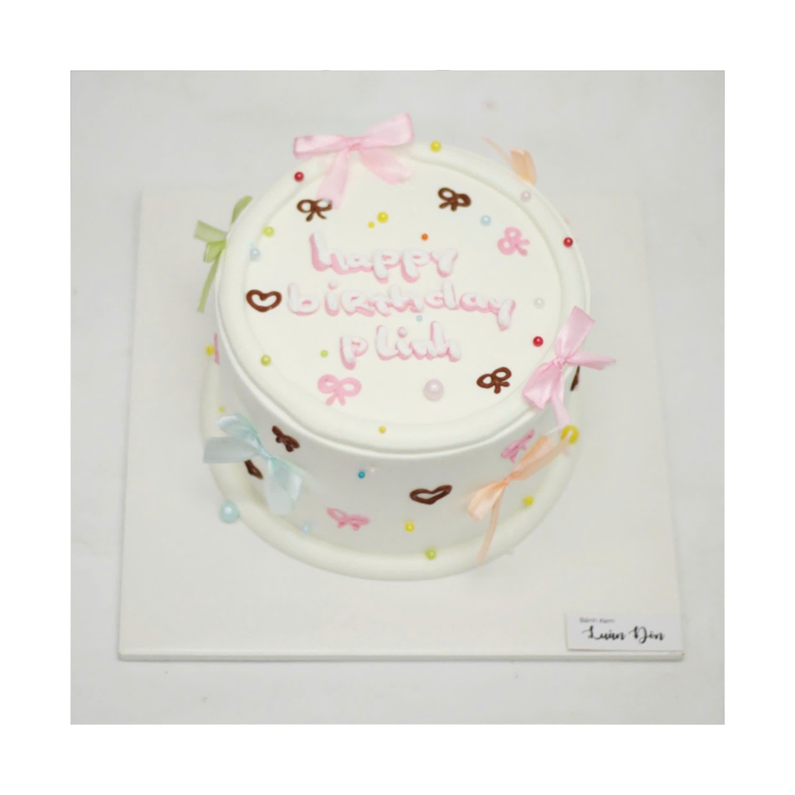 Bánh kem sinh nhật tone trắng thắt nơ xinh