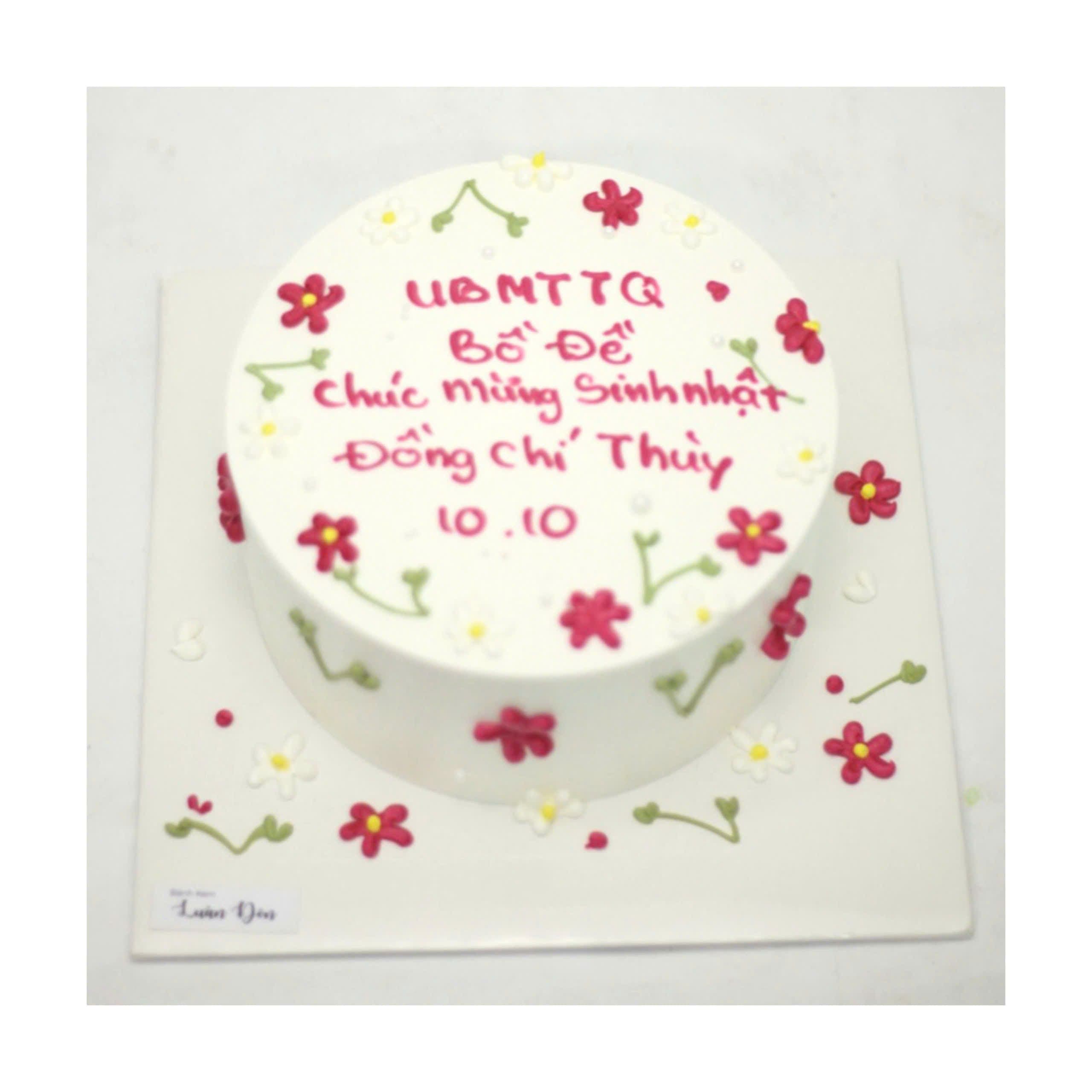 Bánh kem trắng hoa nhỏ chúc mừng sinh nhật