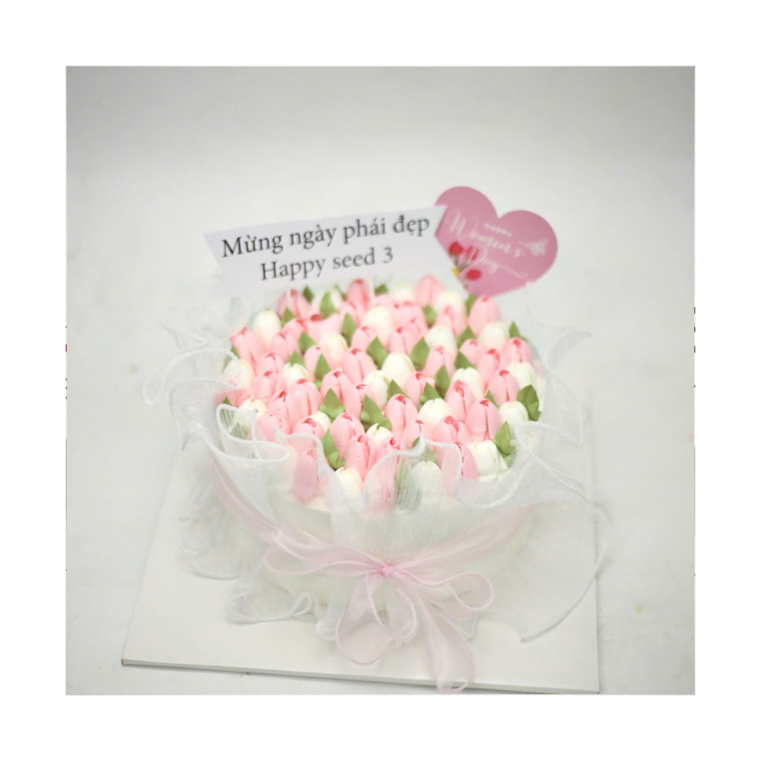 Bánh kem trang trí bó hoa tulip trắng hồng