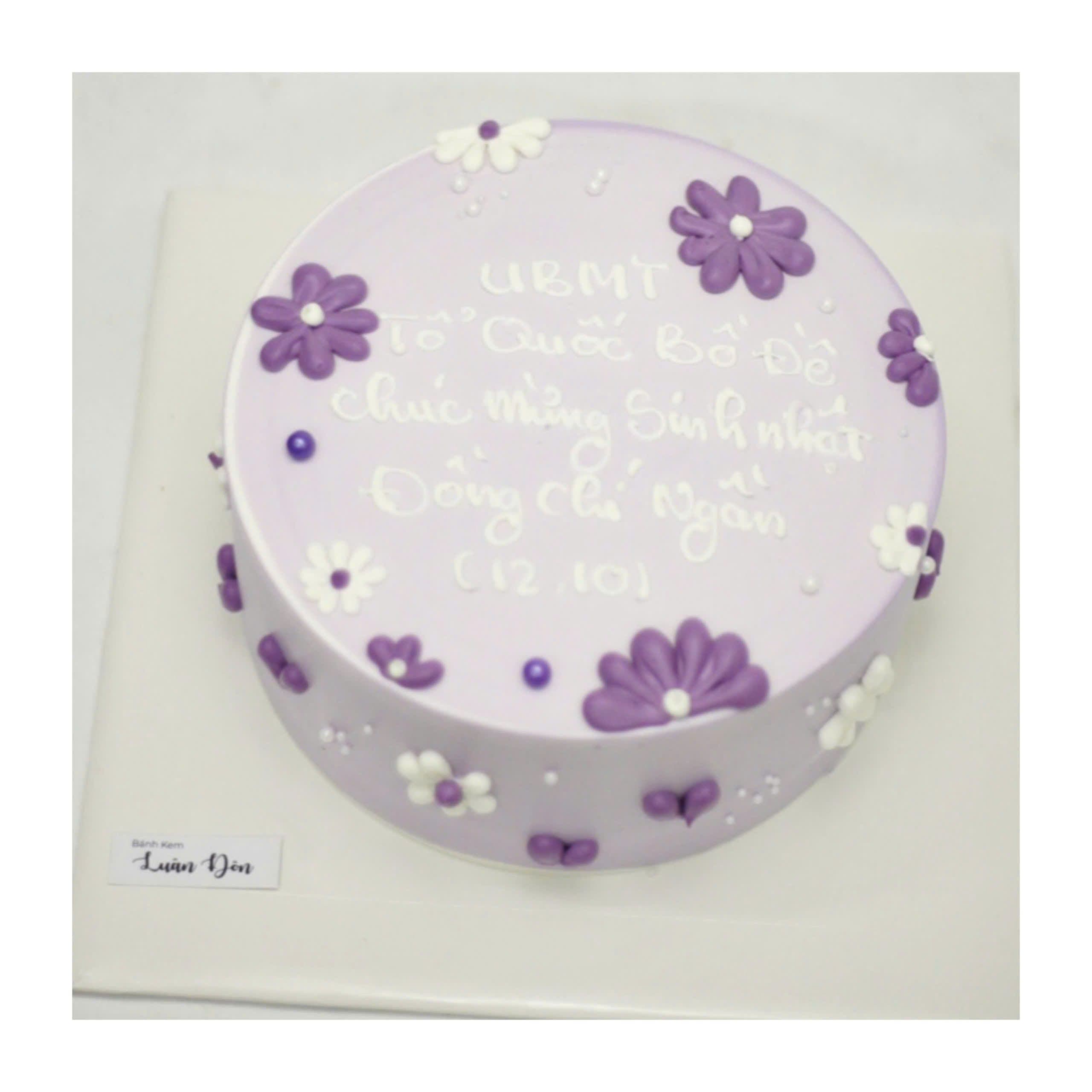 Bánh kem tím trang trí hoa cúc trắng