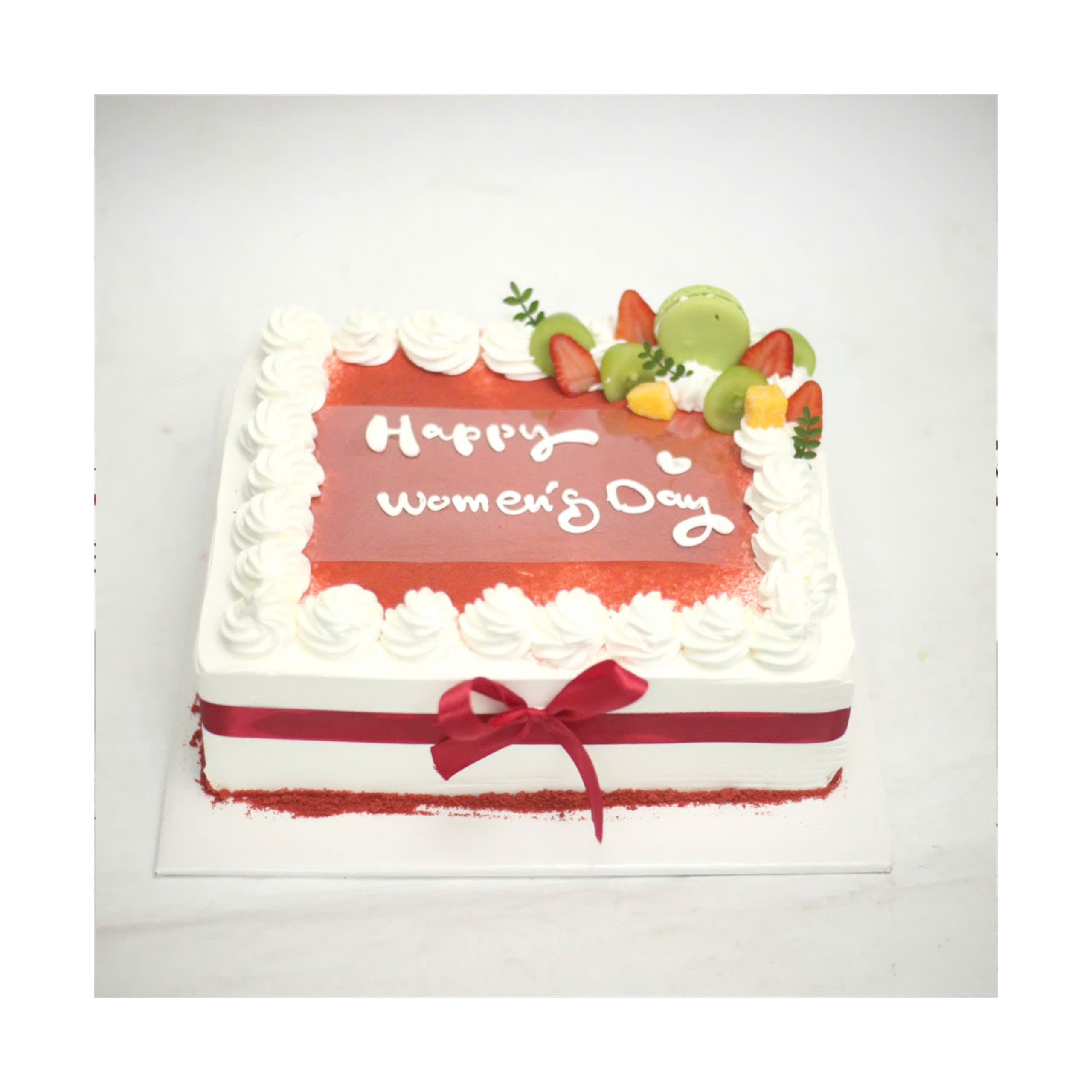 Bánh kem vuông phủ mứt đỏ Happy Women's Day