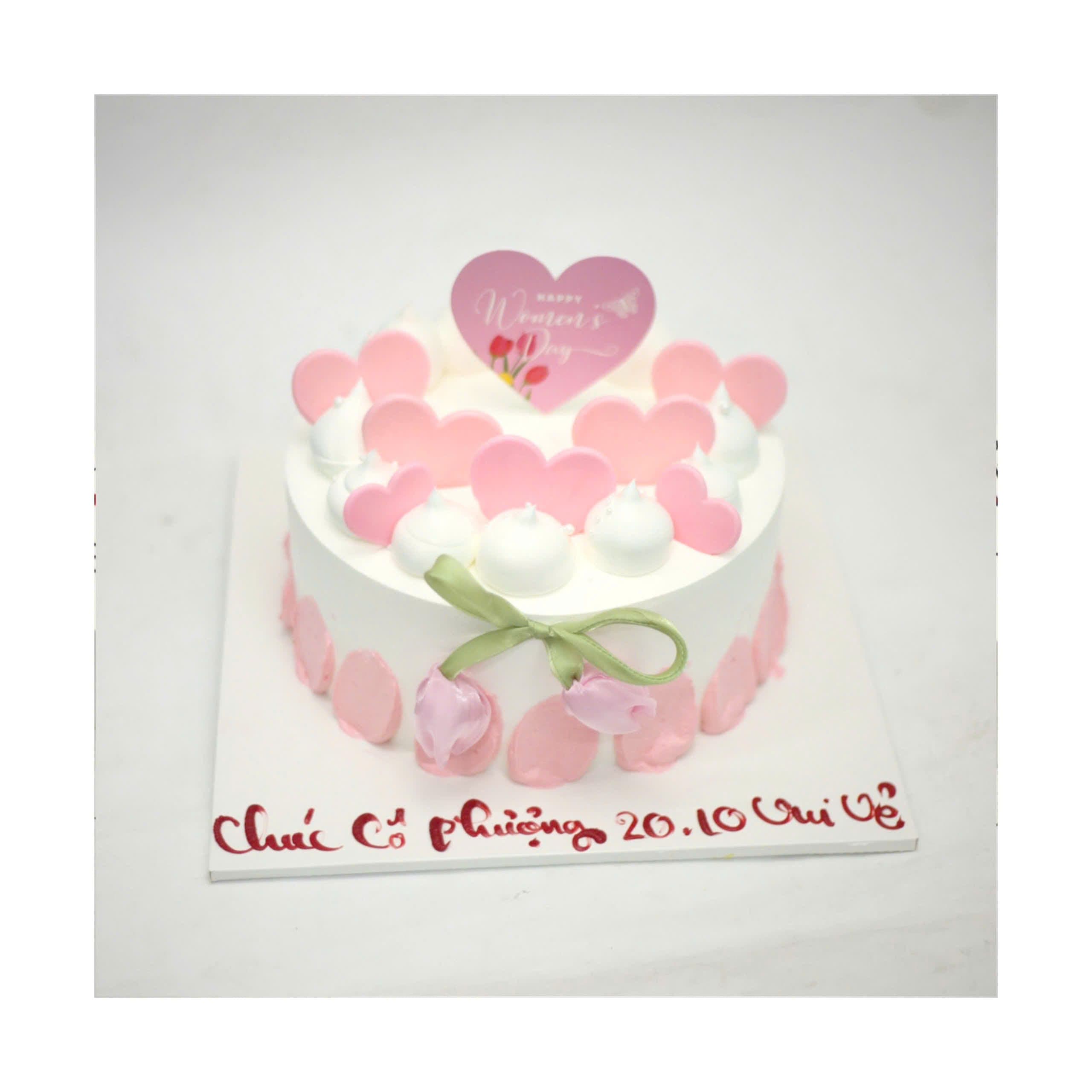 Bánh kem trắng trang trí trái tim hồng ngọt ngào