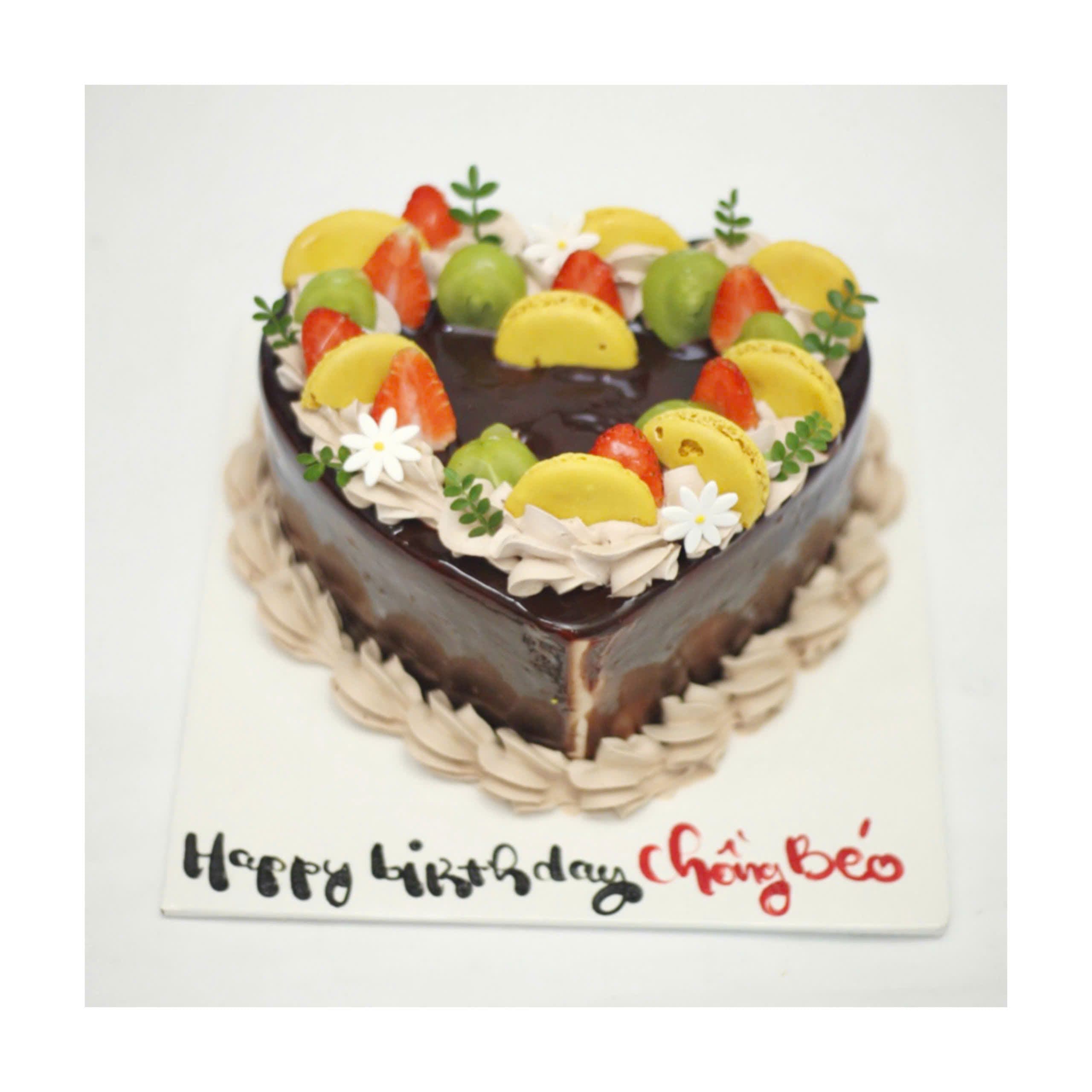 Bánh kem trái tim trang trí macaron dâu tây