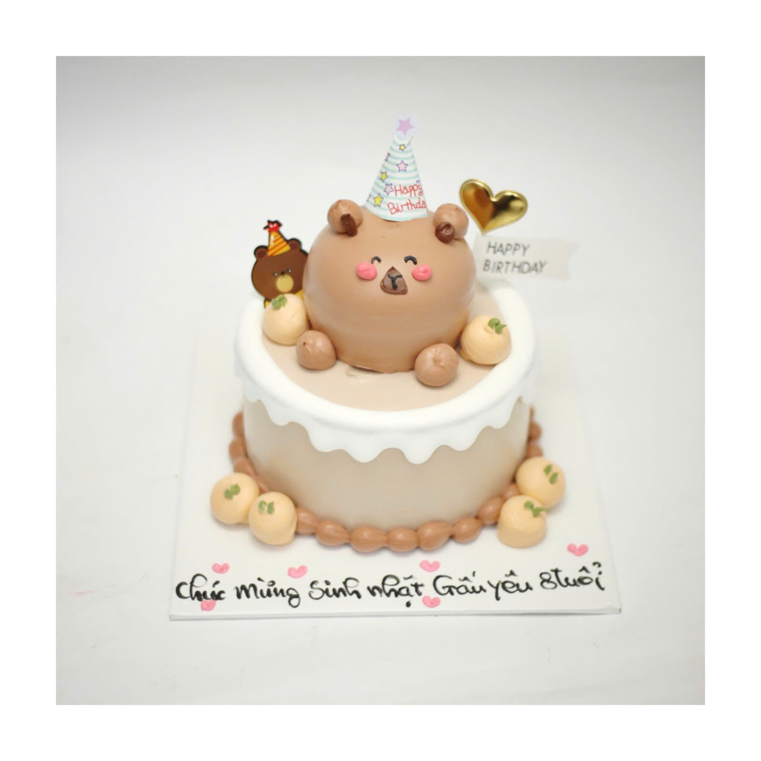 Bánh kem gấu nâu đội mũ nhỏ