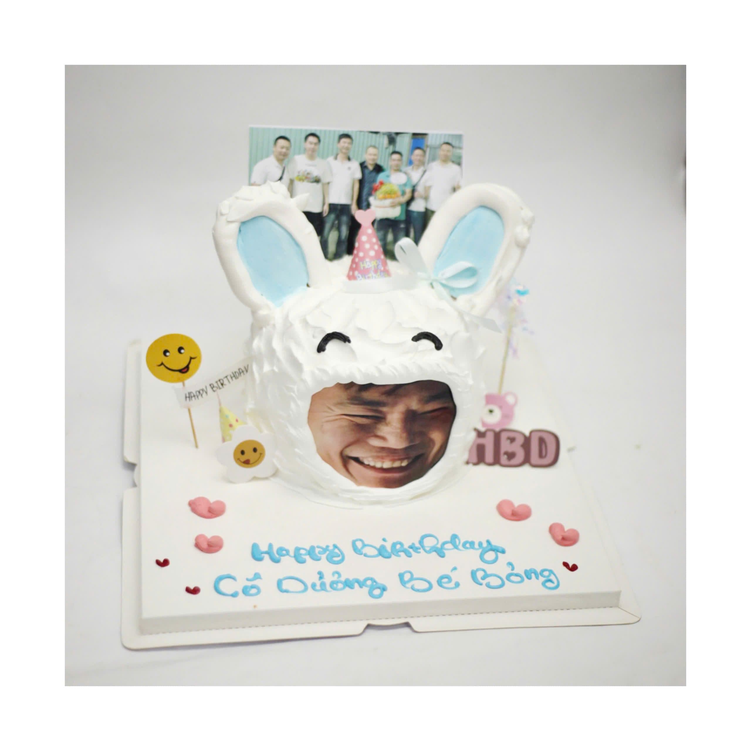 Bánh sinh nhật tạo hình đầu thỏ trắng in hình mặt người