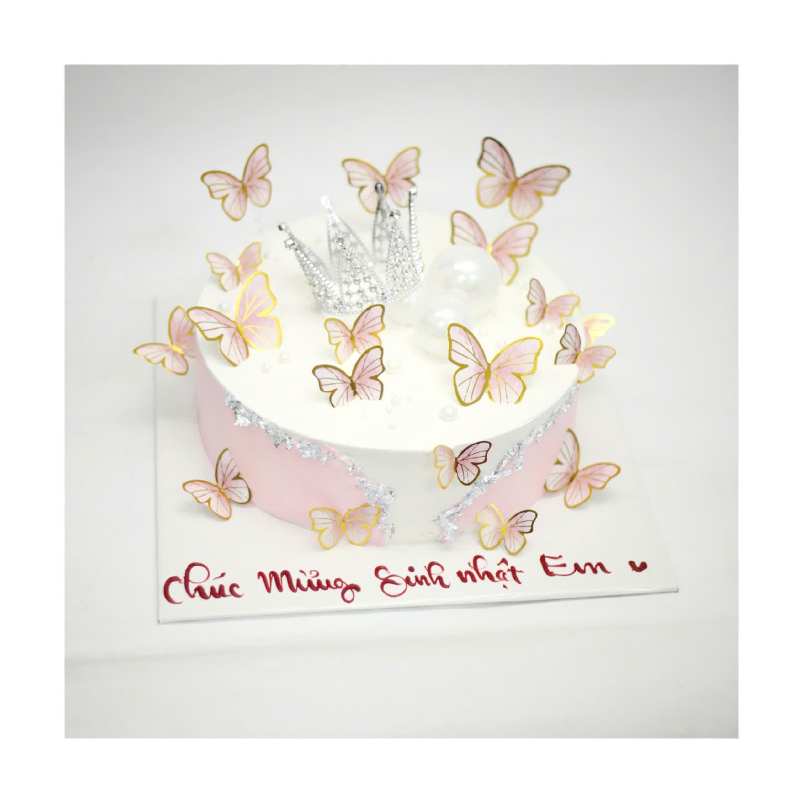 Bánh kem trang trí vương miện và bướm hồng