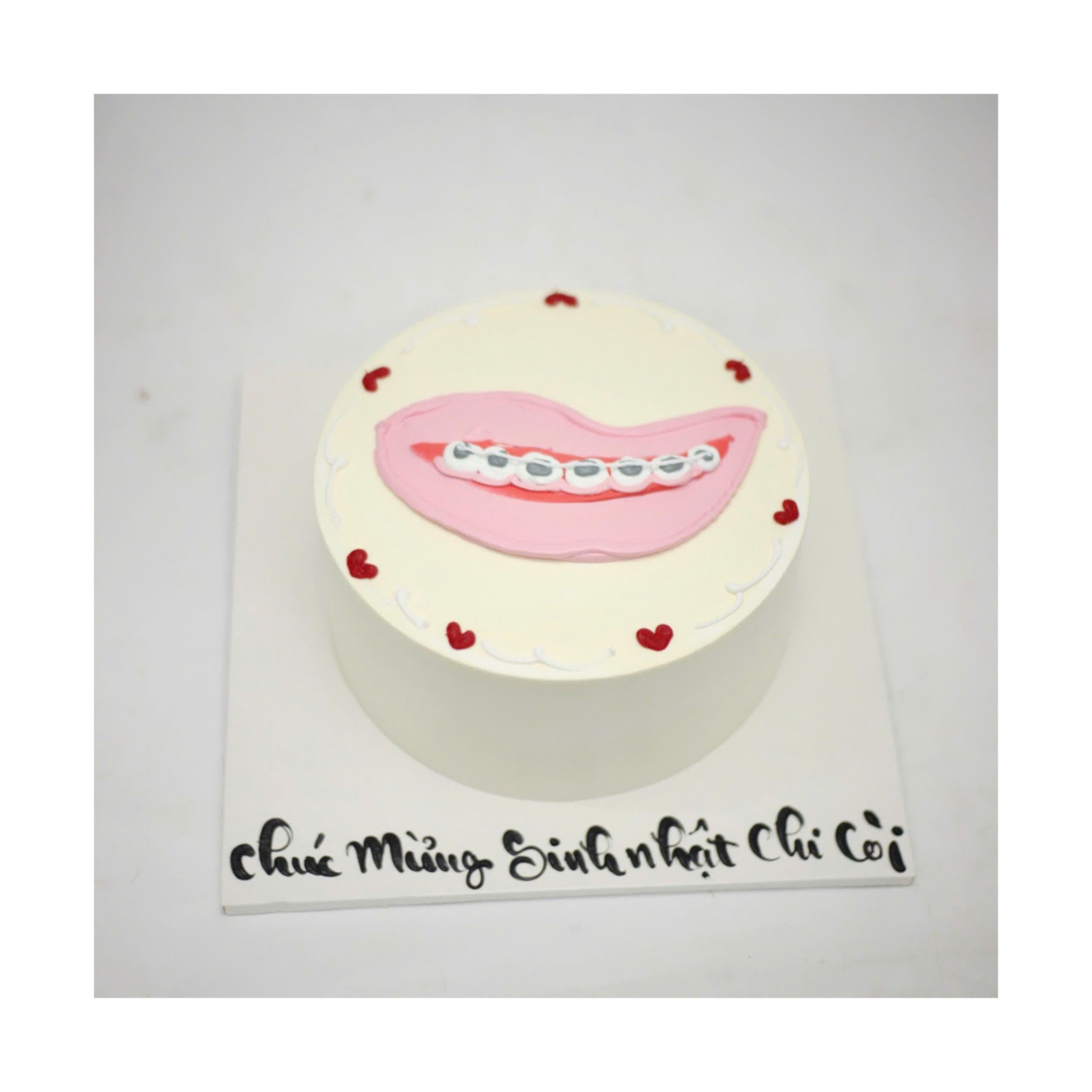 Bánh kem vẽ hình miệng cười niềng răng
