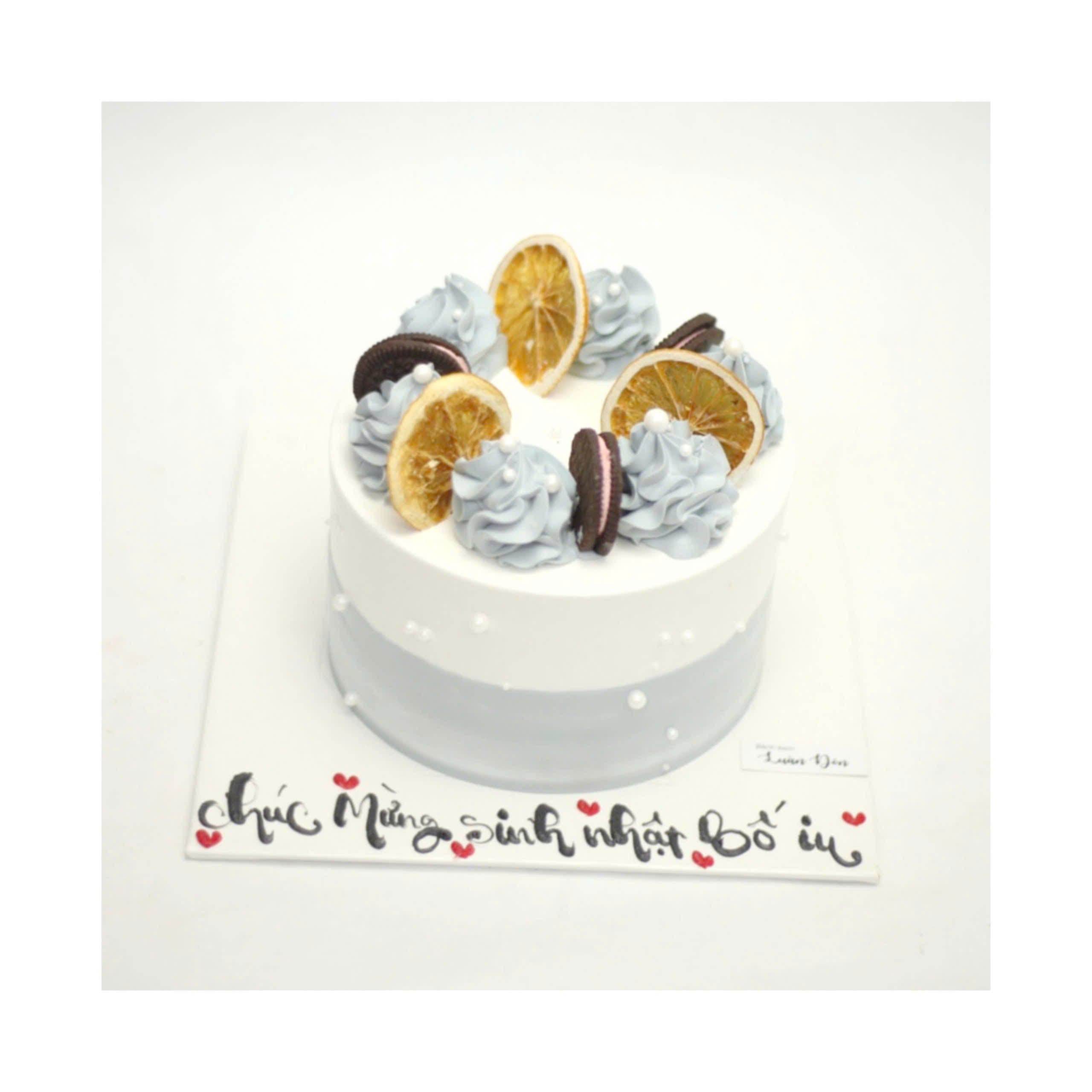 Bánh kem tông xám trang trí lát chanh khô