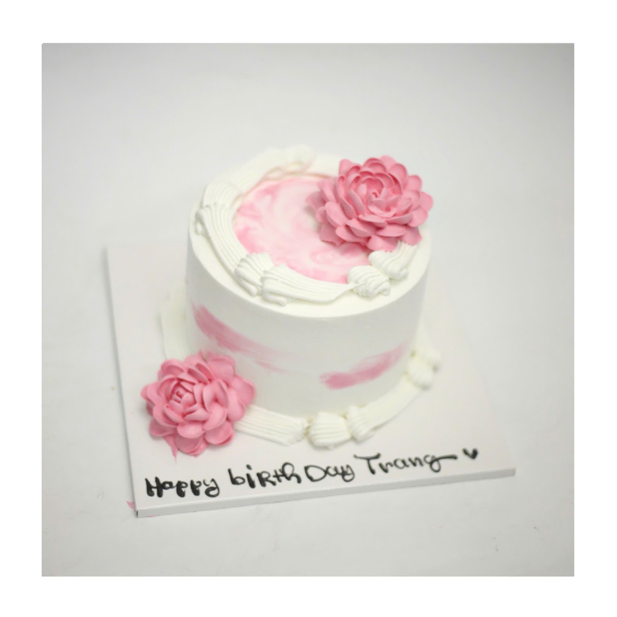 Bánh kem trắng trang trí hoa hồng hồng