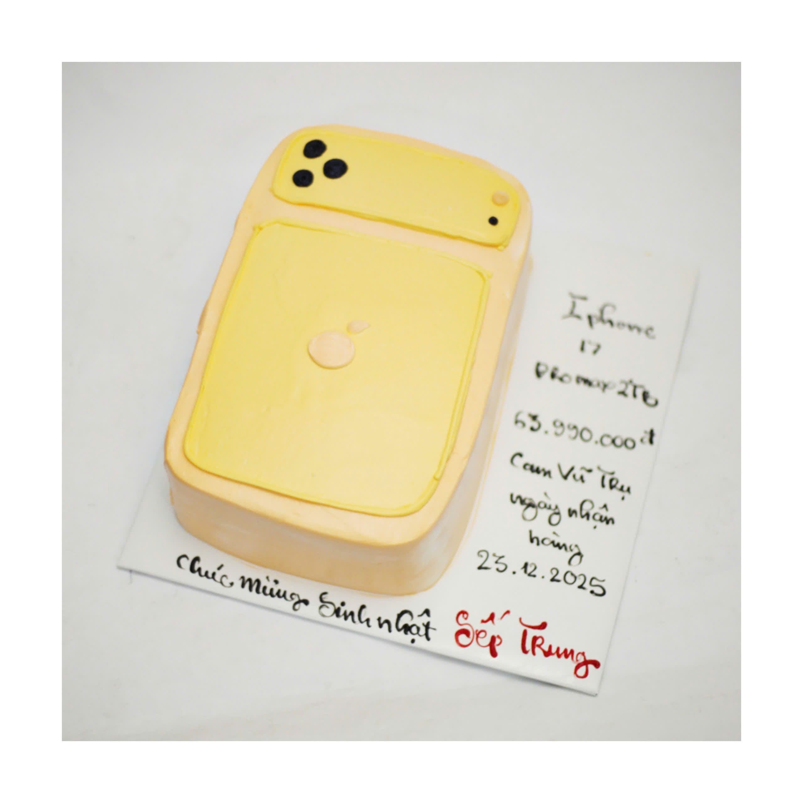 Bánh kem tạo hình điện thoại iPhone vàng