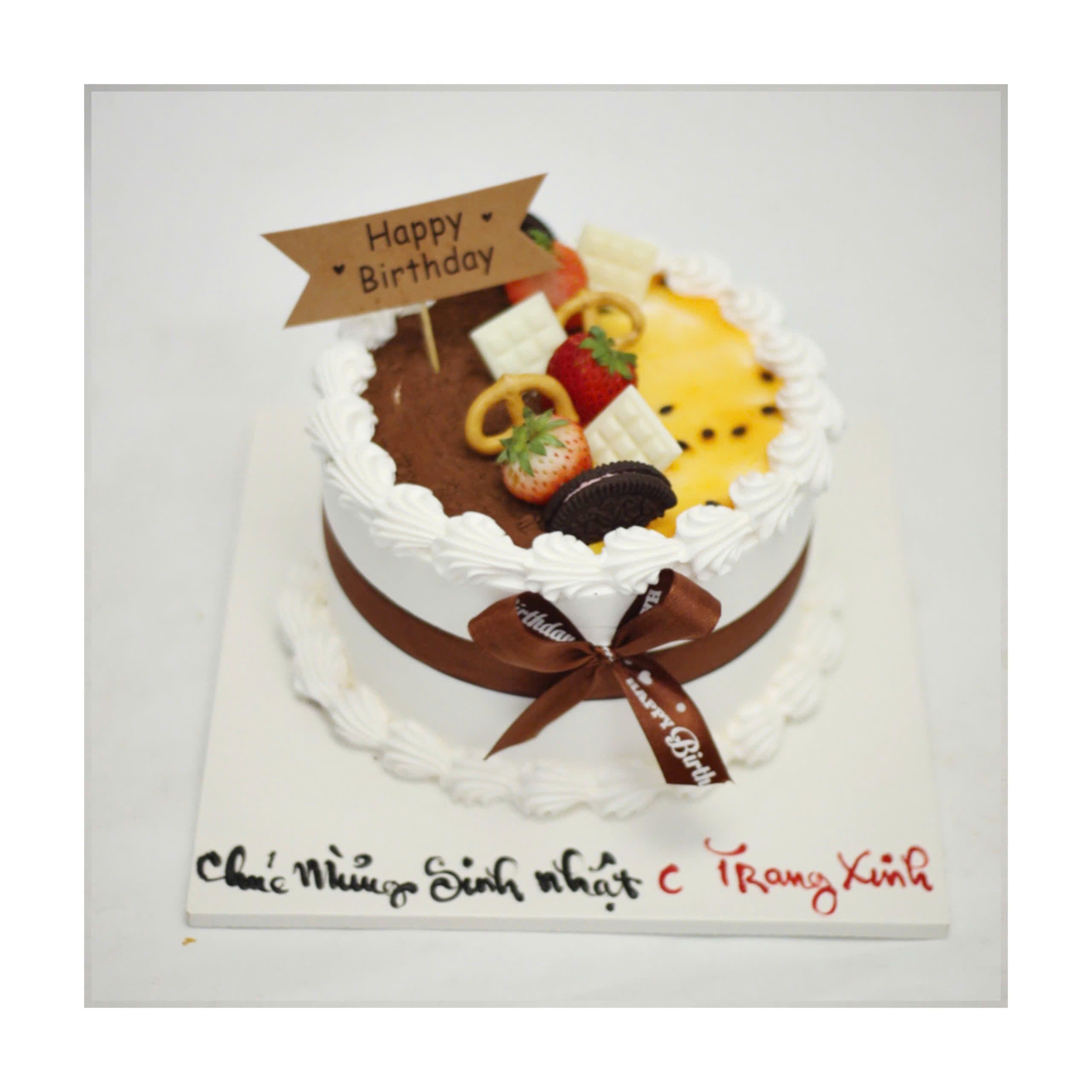 Bánh kem trang trí trái cây và dâu tây