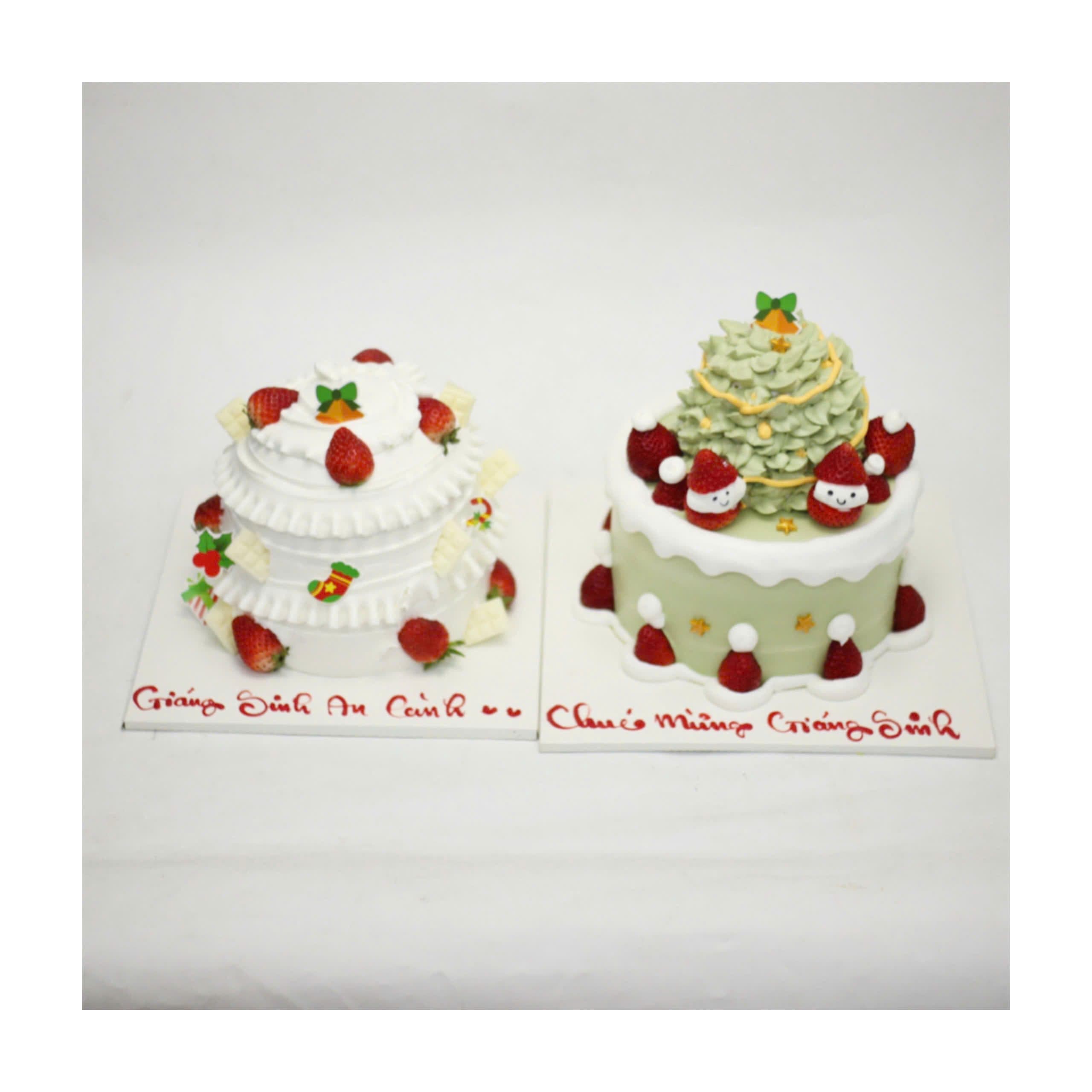 Bánh kem dâu tây và cây thông Noel