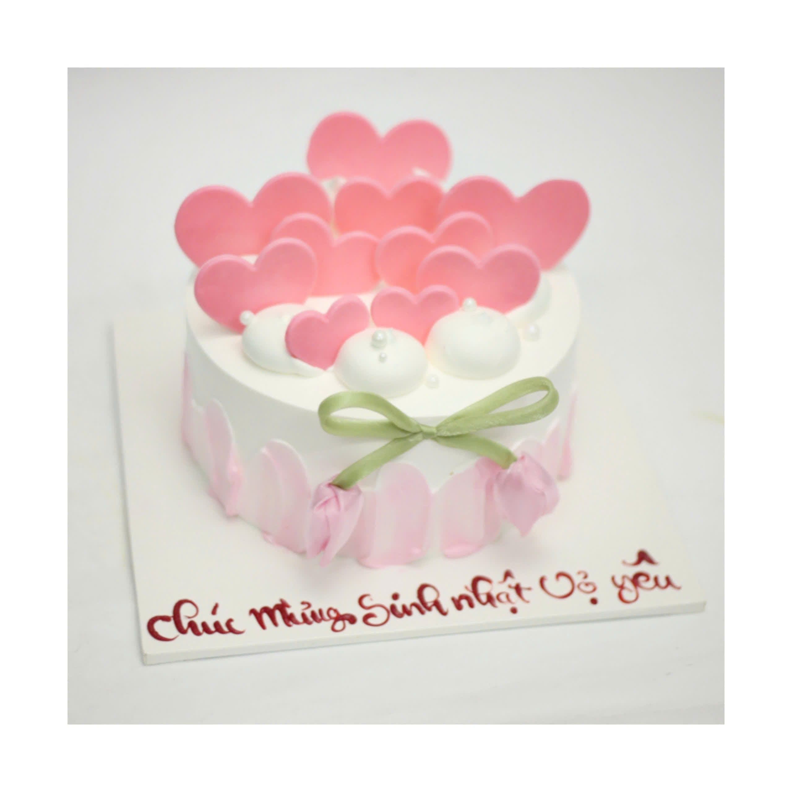 Bánh kem tone trắng hồng trang trí trái tim