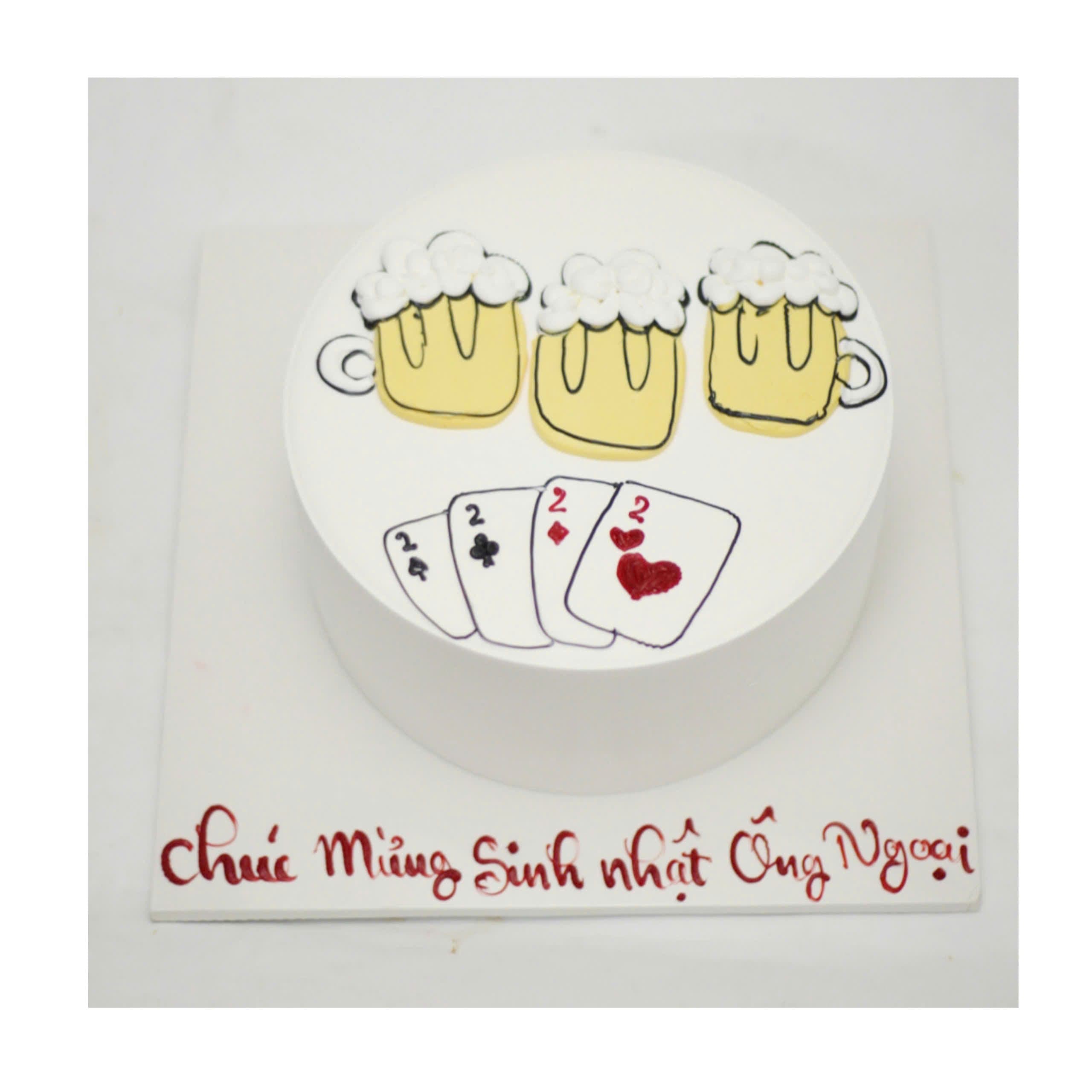 Bánh kem vẽ hình cốc bia và quân bài