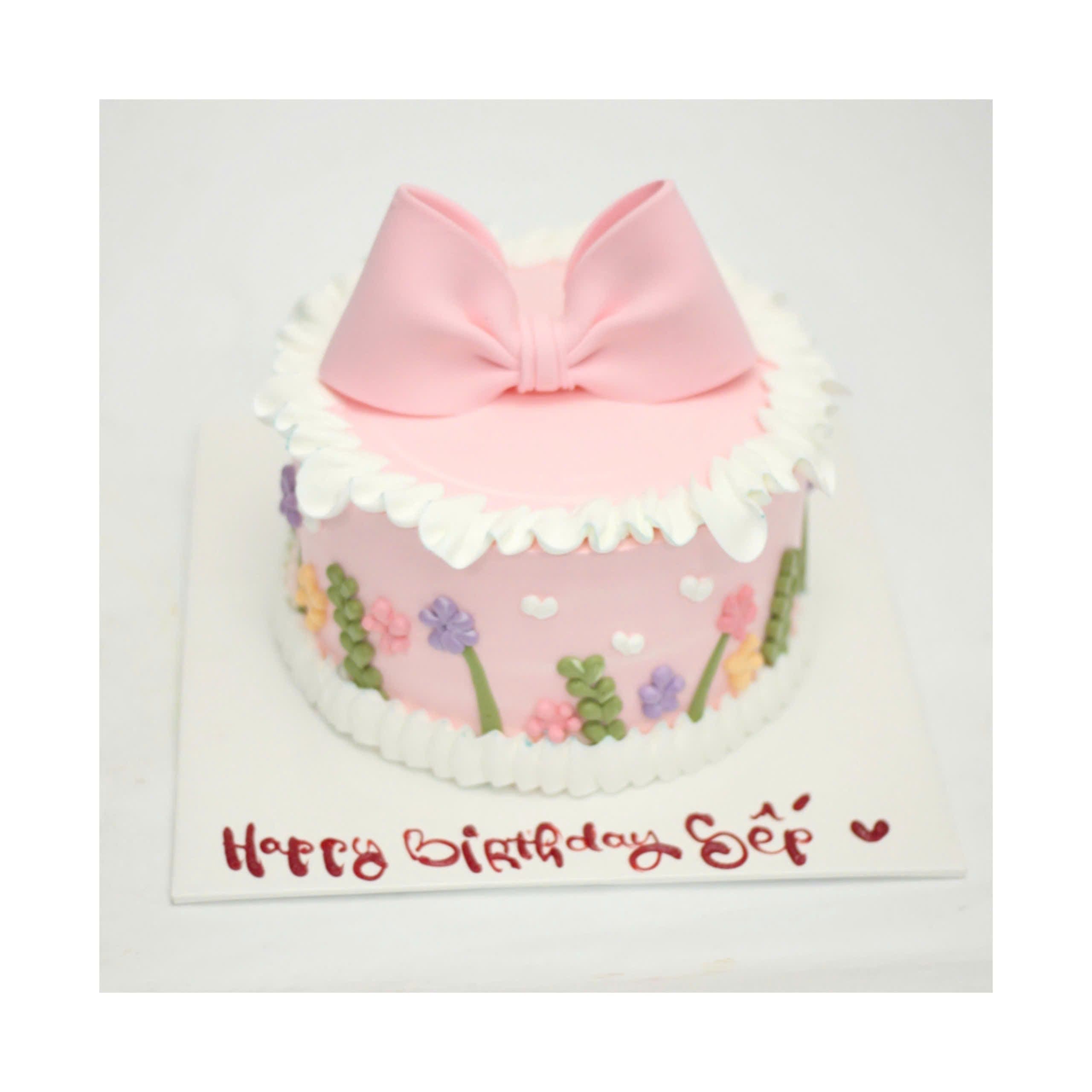 Bánh kem màu hồng đính nơ xinh xắn