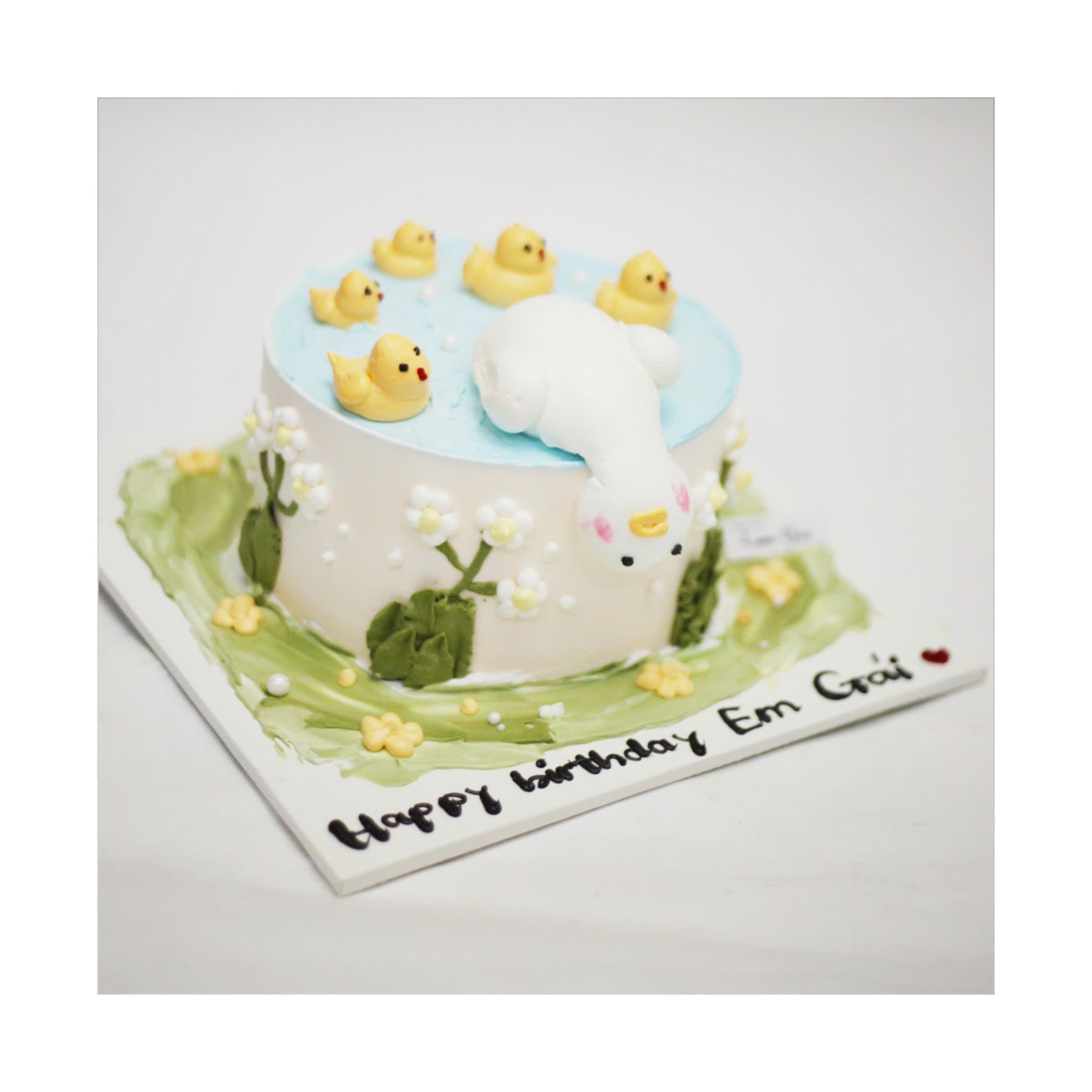 Bánh kem chú vịt nhỏ trên mặt hồ