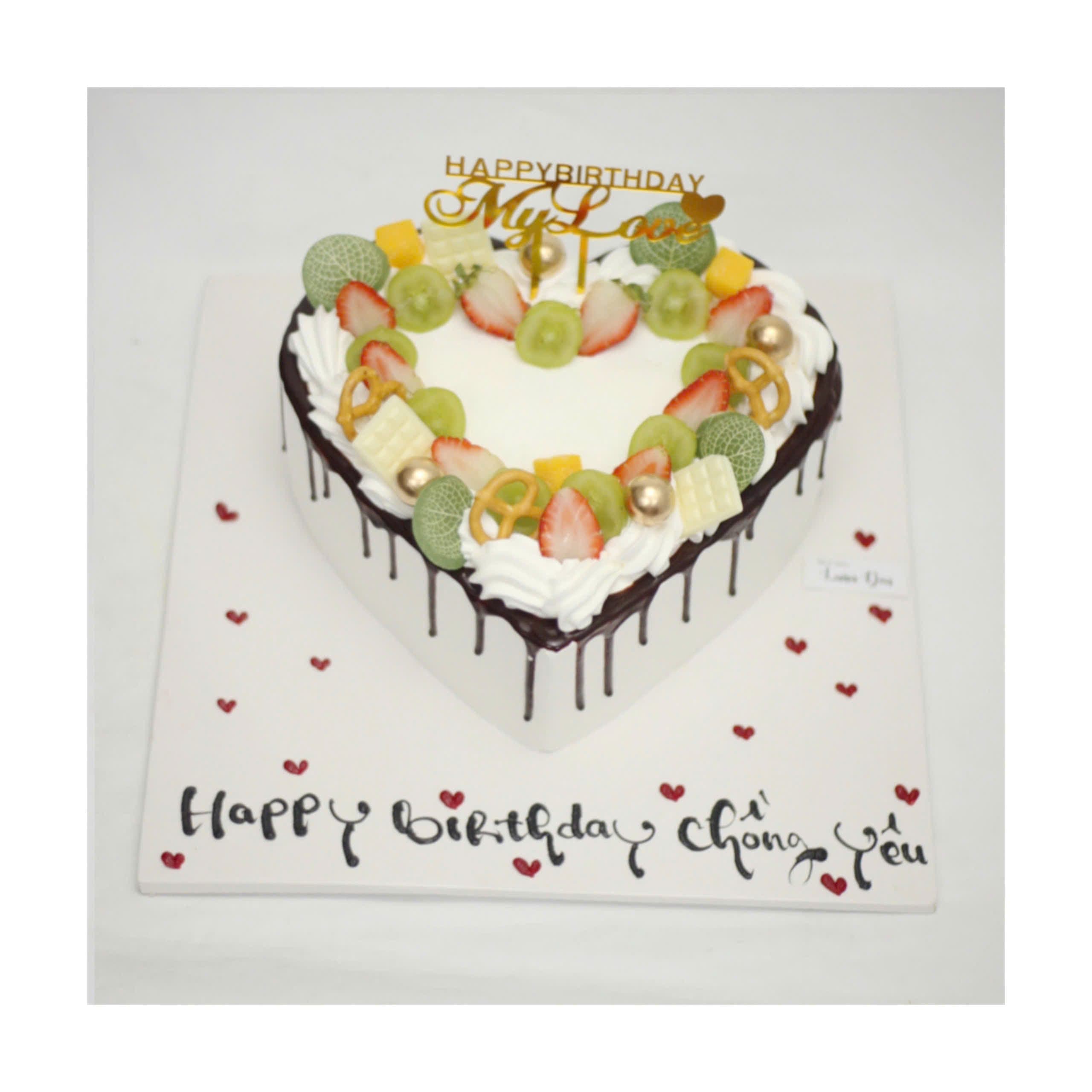 Bánh kem trái tim trang trí socola