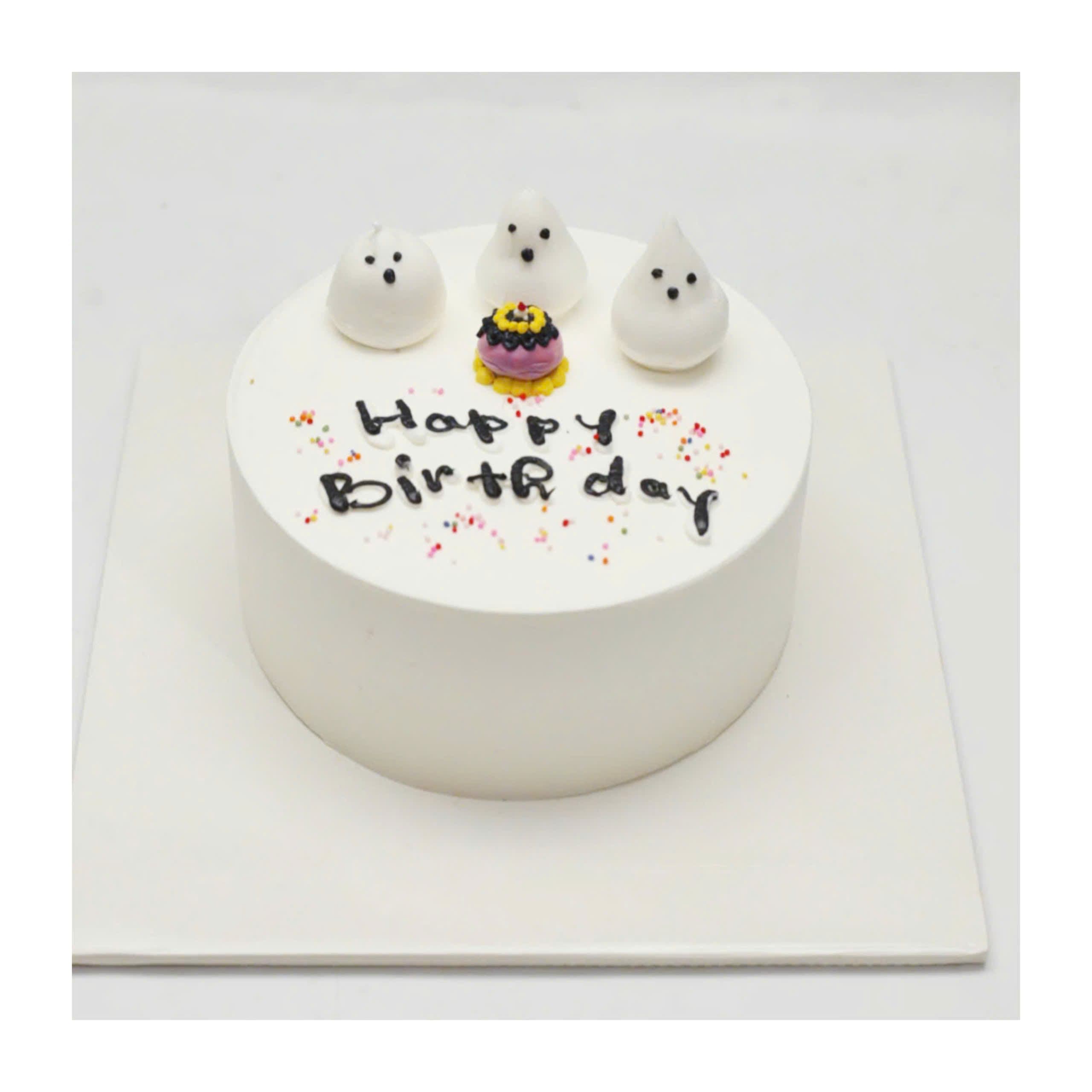 Bánh kem trắng tối giản đính kèm ba bóng ma