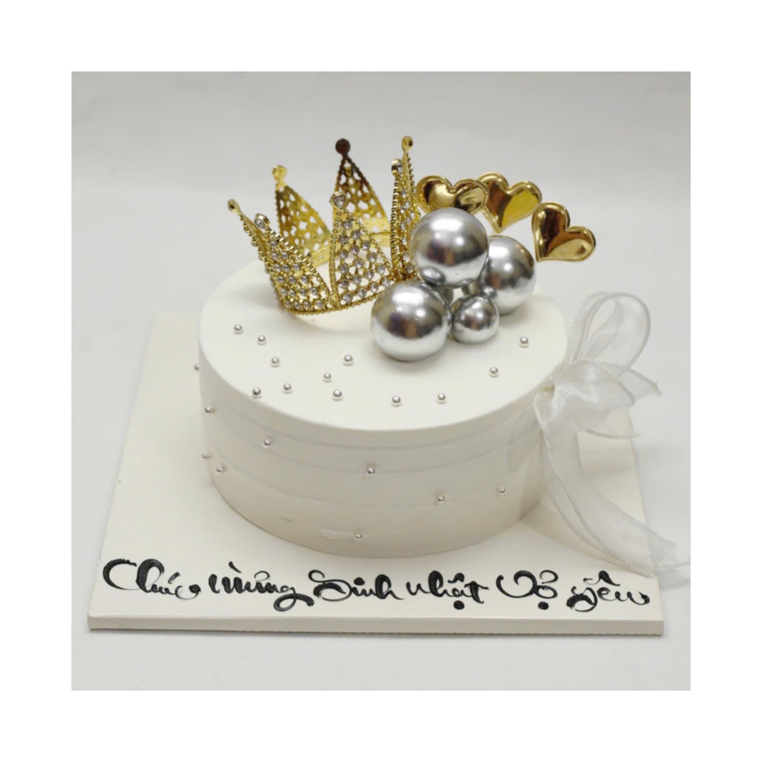 Bánh kem vương miện và ngọc trai sang trọng