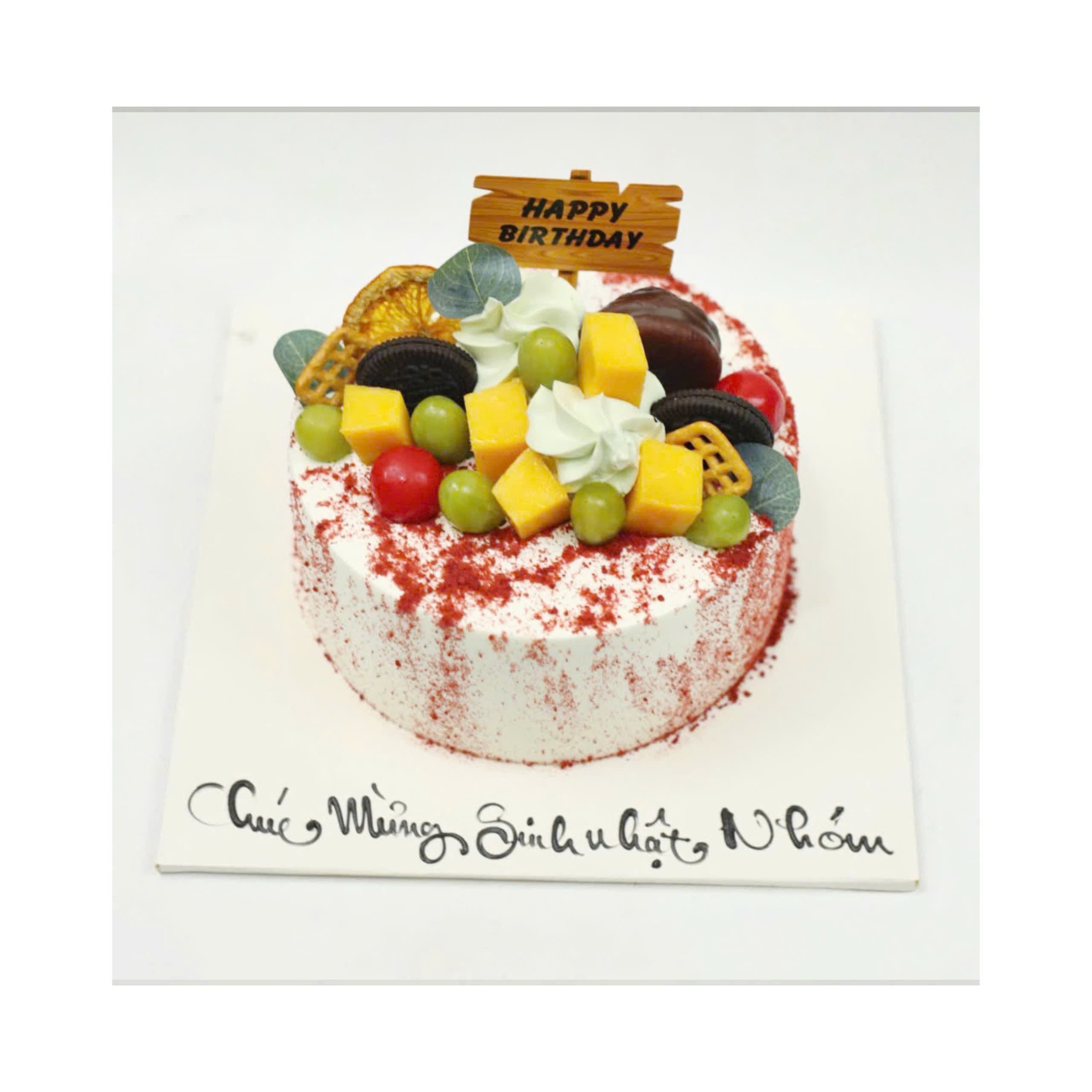 Bánh kem phủ vụn đỏ trang trí hoa quả