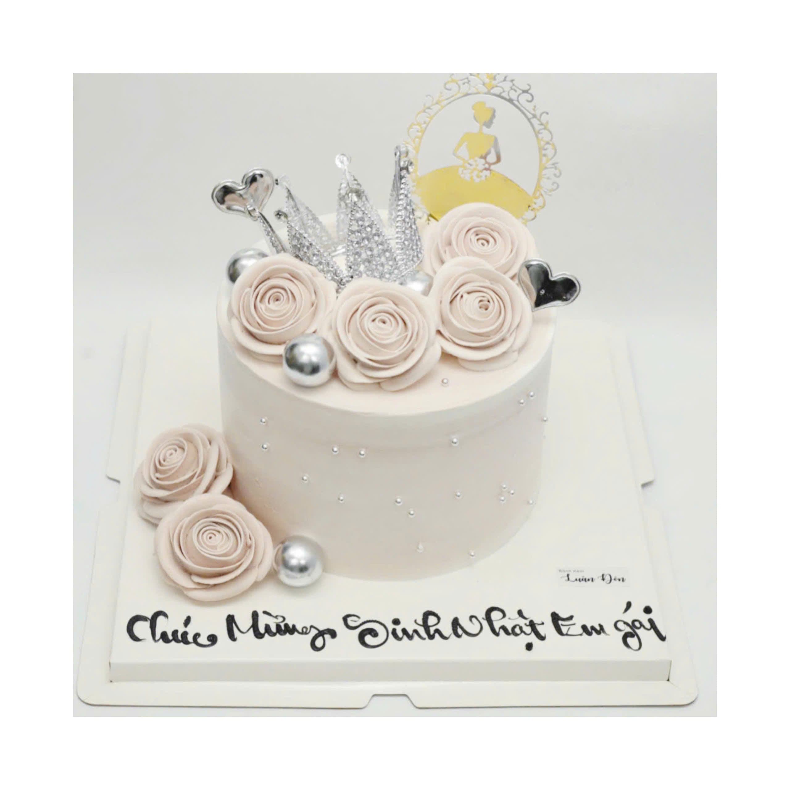 Bánh kem vương miện và hoa hồng kem