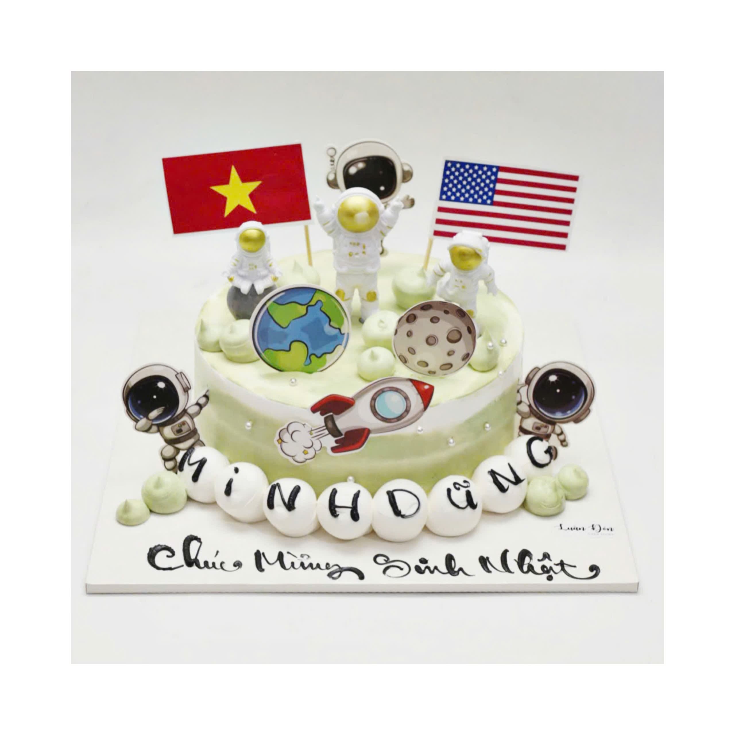 Bánh kem phi hành gia khám phá vũ trụ
