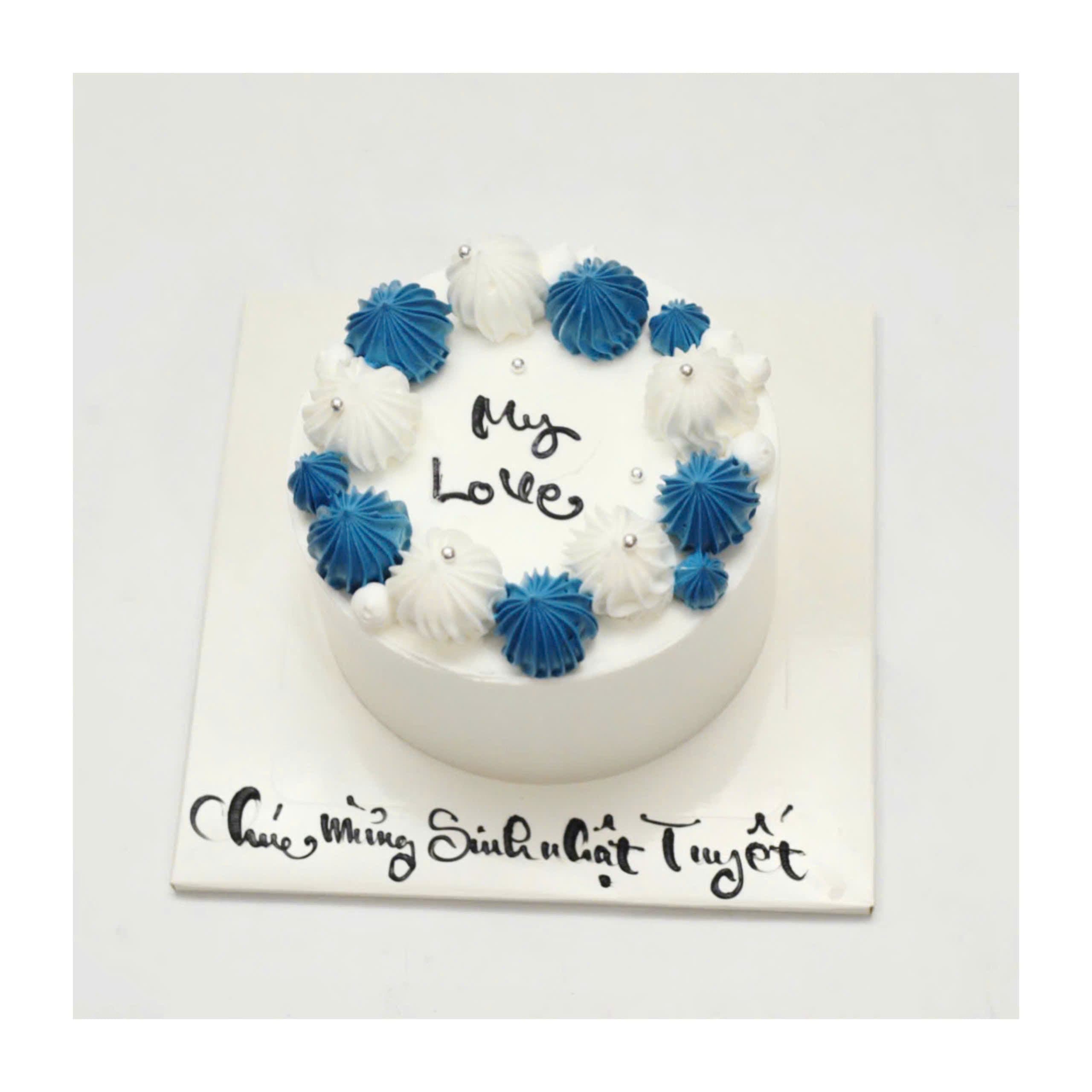 Bánh kem trang trí hoa xanh tối giản