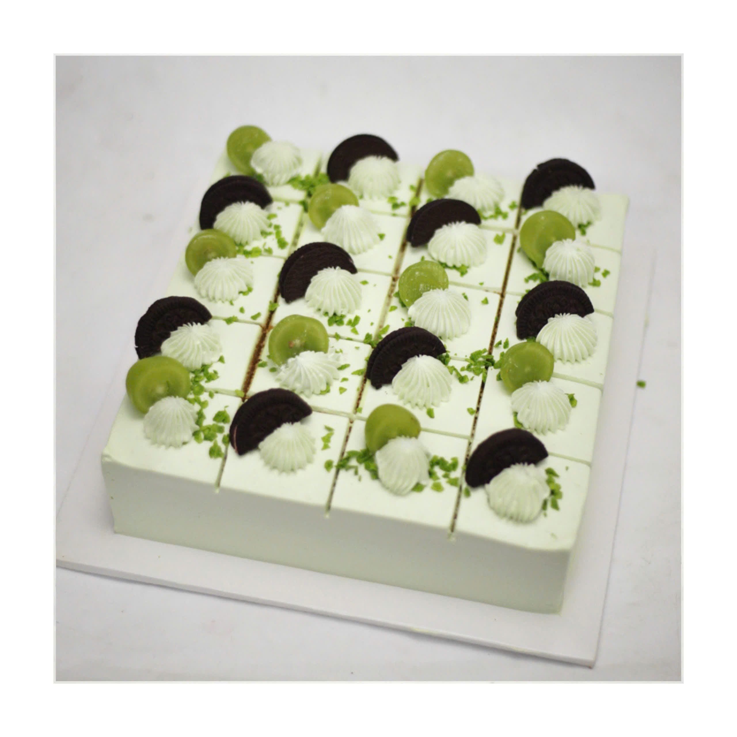 Bánh kem cắt miếng phủ nho và bánh oreo