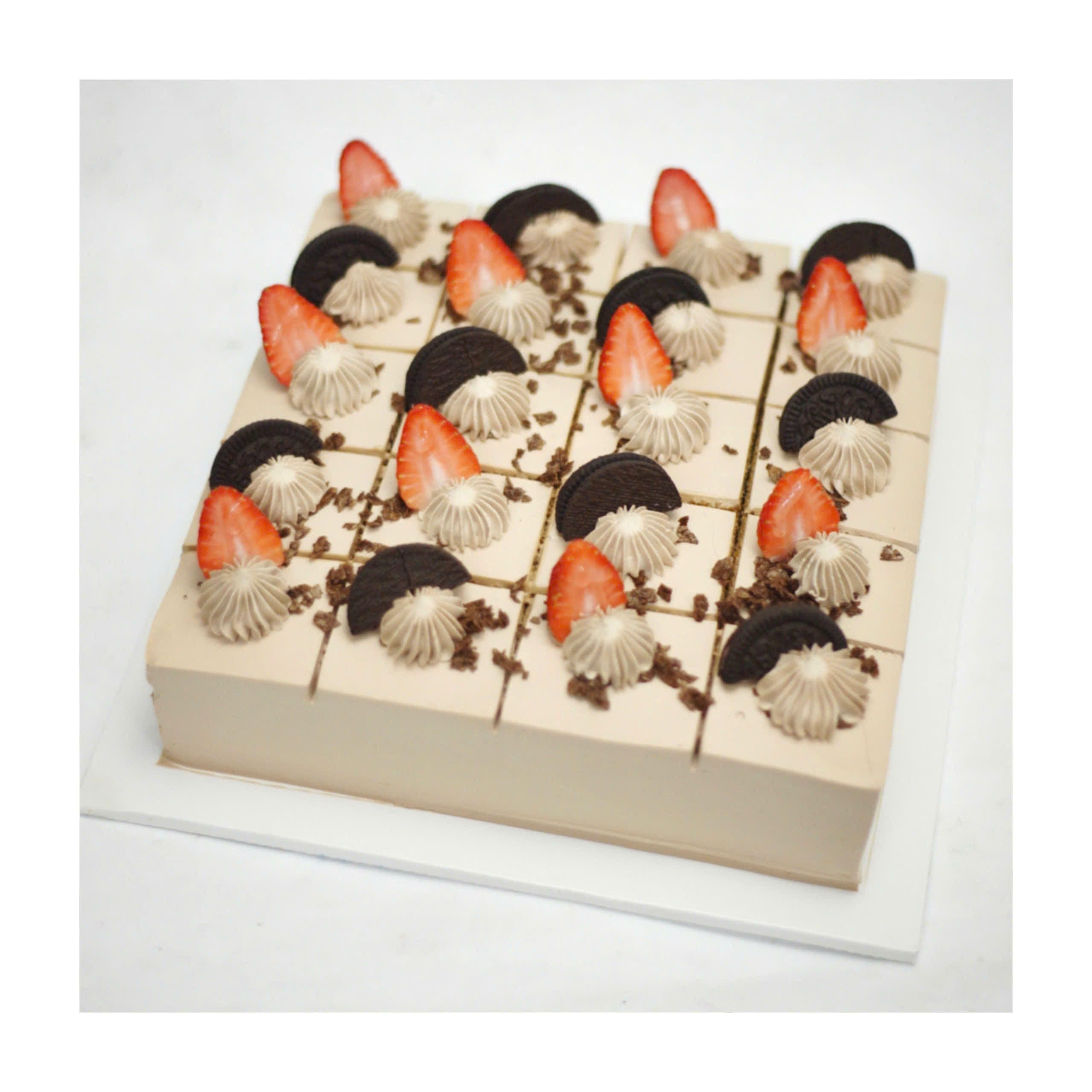 Bánh kem cắt miếng vị socola dâu tây