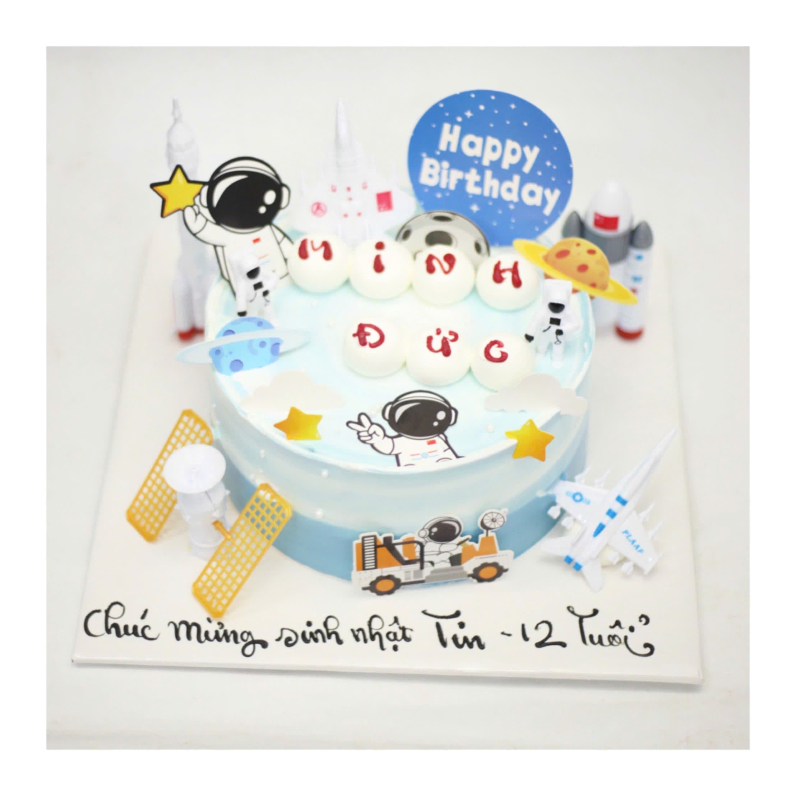 Bánh kem phi hành gia khám phá vũ trụ