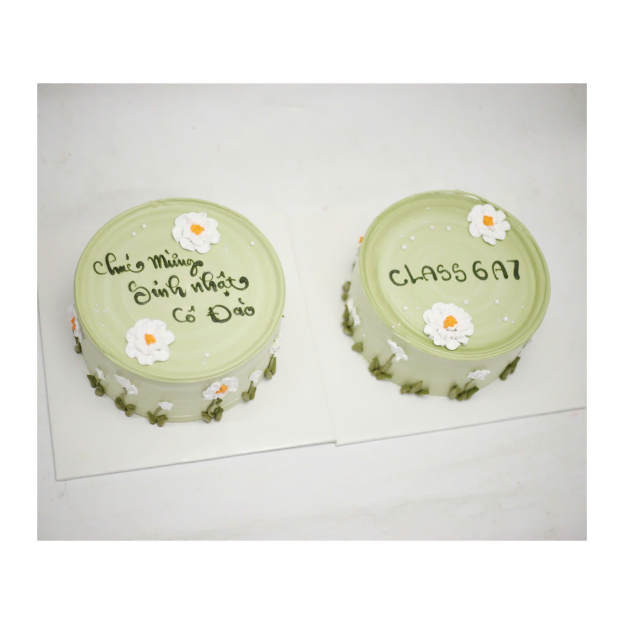 Bánh kem hoa cúc trắng phong cách tối giản