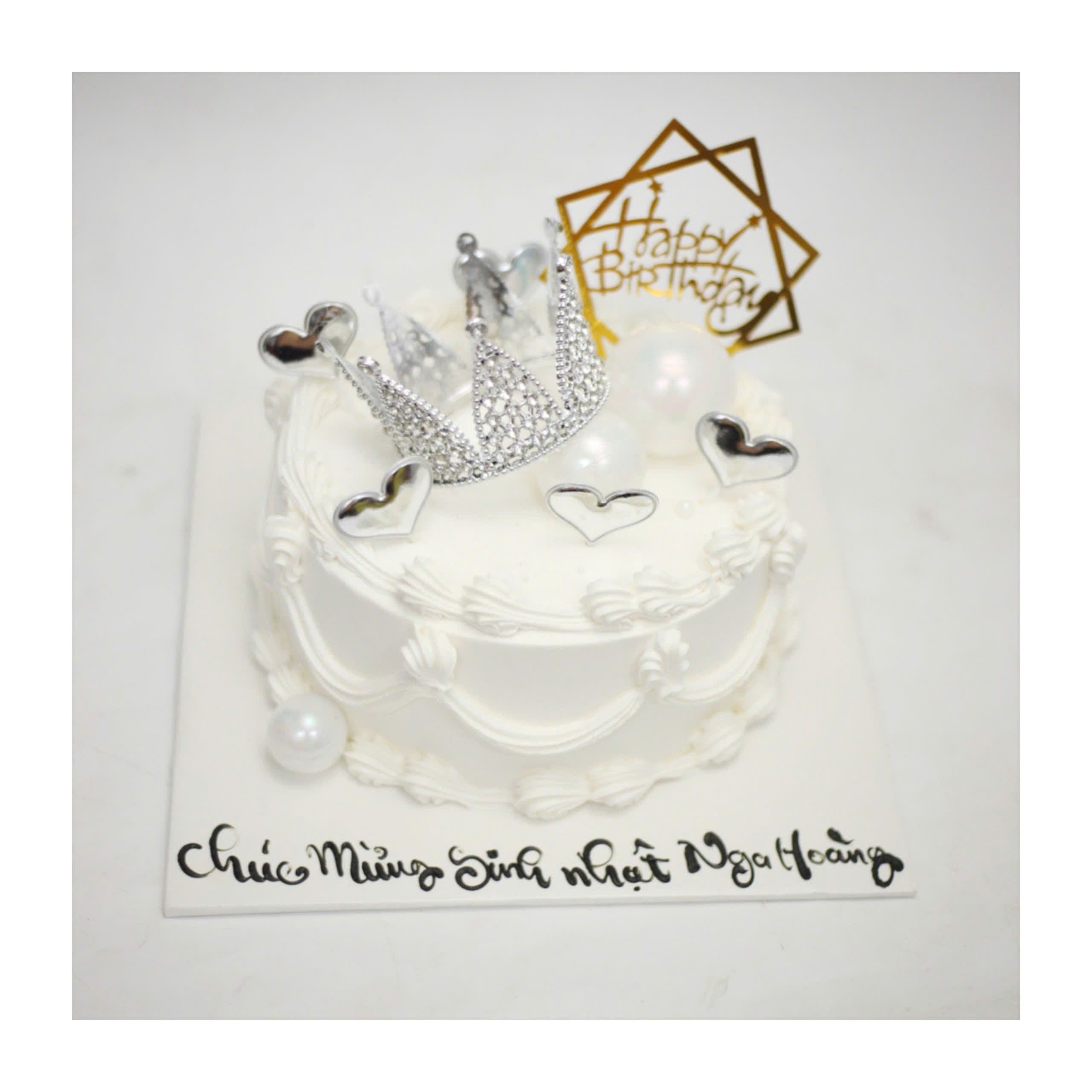 Bánh kem vương miện đính trái tim bạc